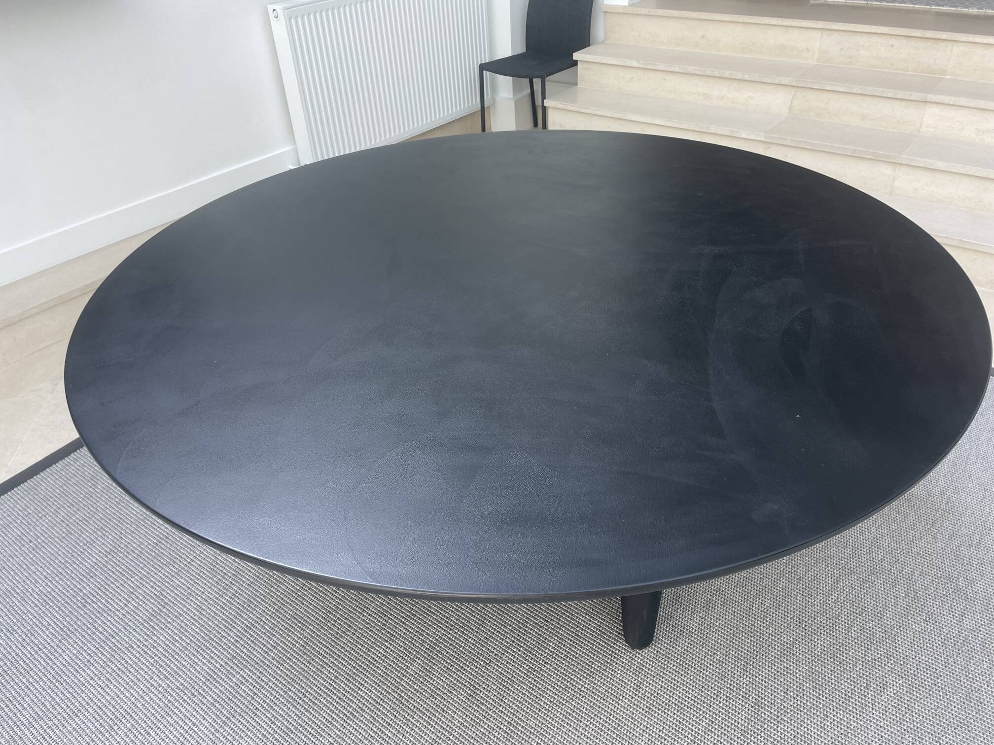 Black round table Tobi-Ishi B&B Italia design Edward Barber + Jay Osgerby