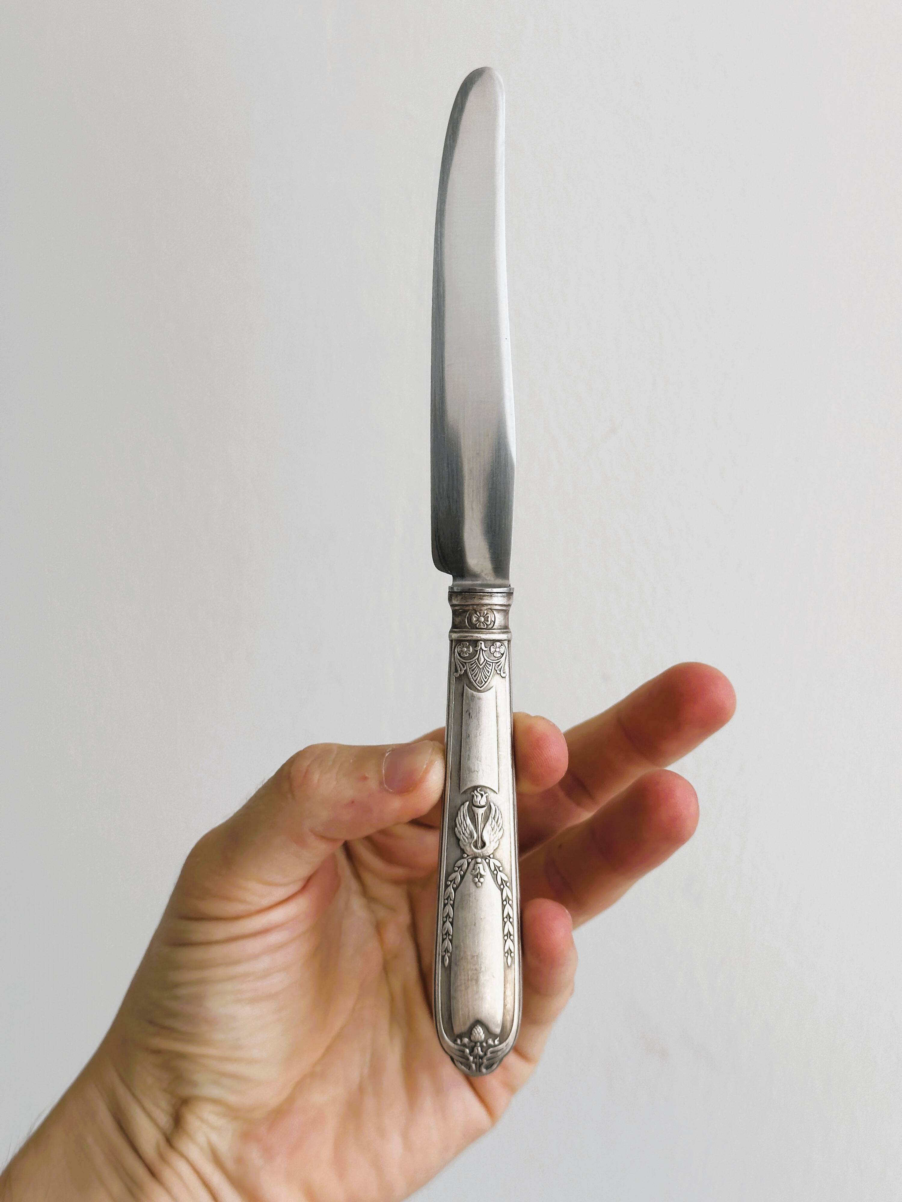 8 silver-plated metal knives, engraved handles with refined details.