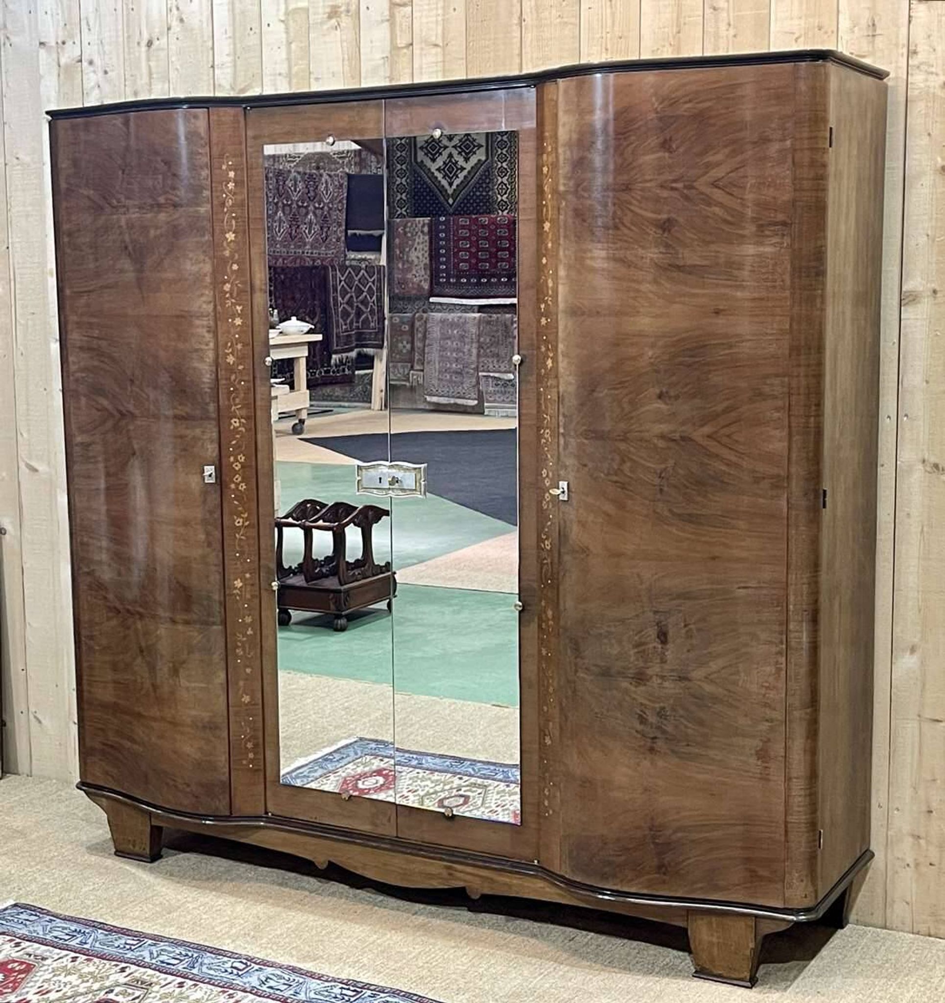 Art Deco bedroom wardrobe in walnut burl, made in the 1940s