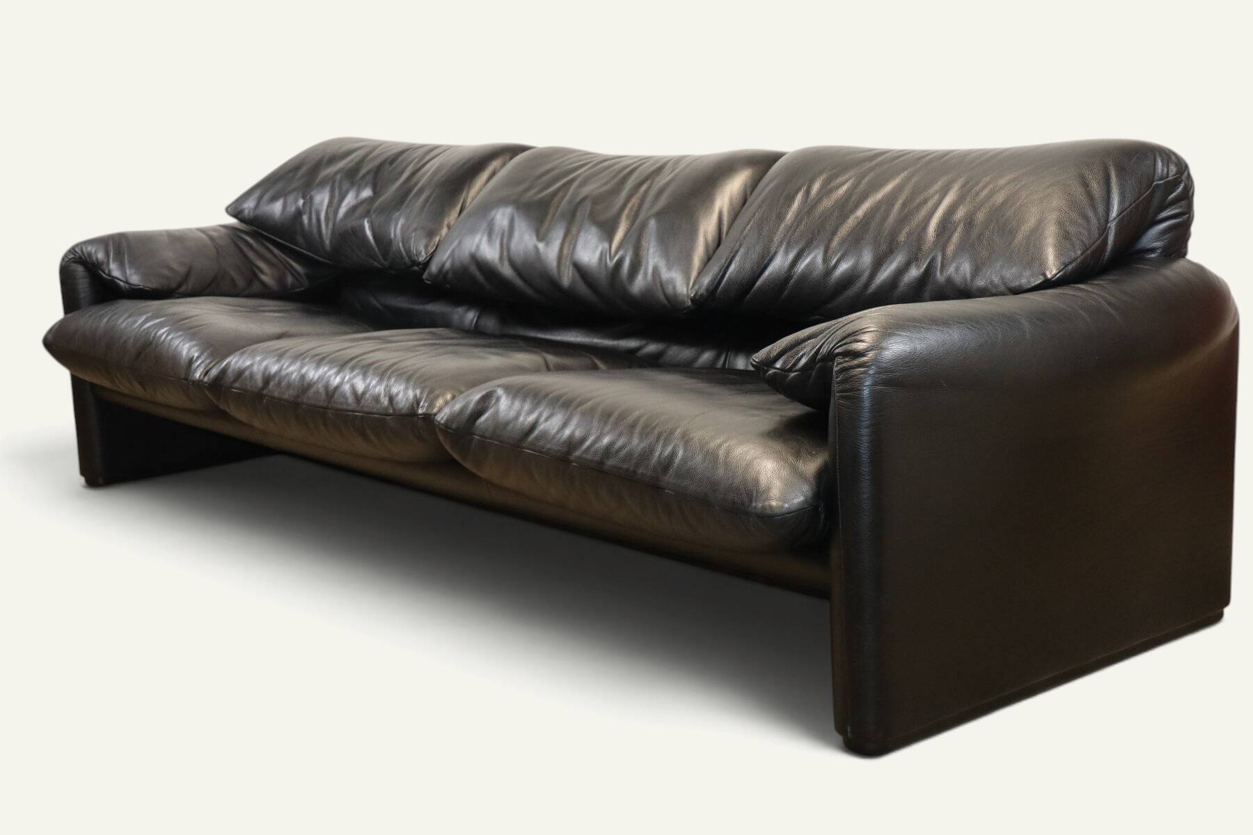 Maralunga 3-seater sofa in black leather by Vico Magistretti for Cassina