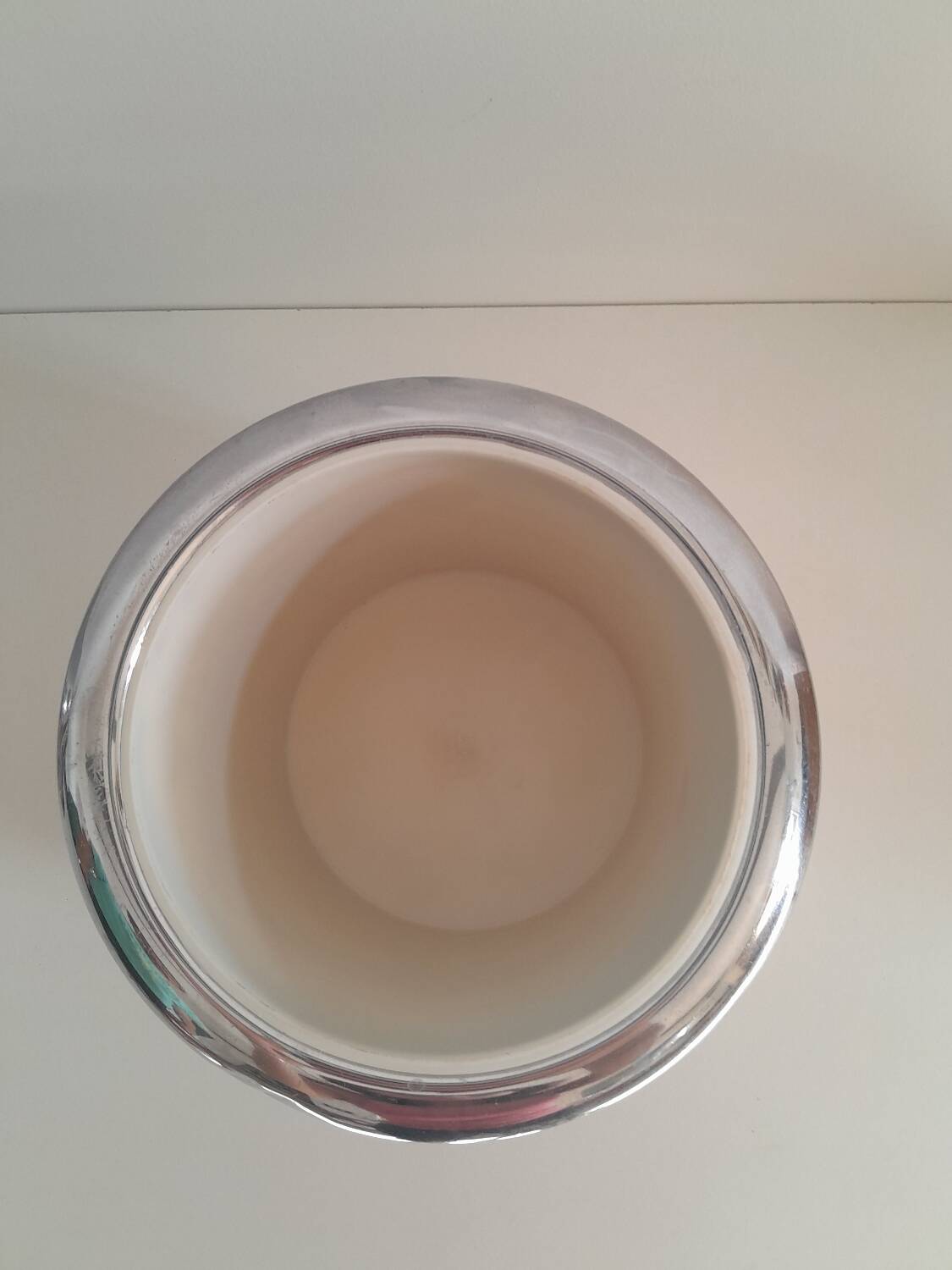 Pear-shaped ice bucket