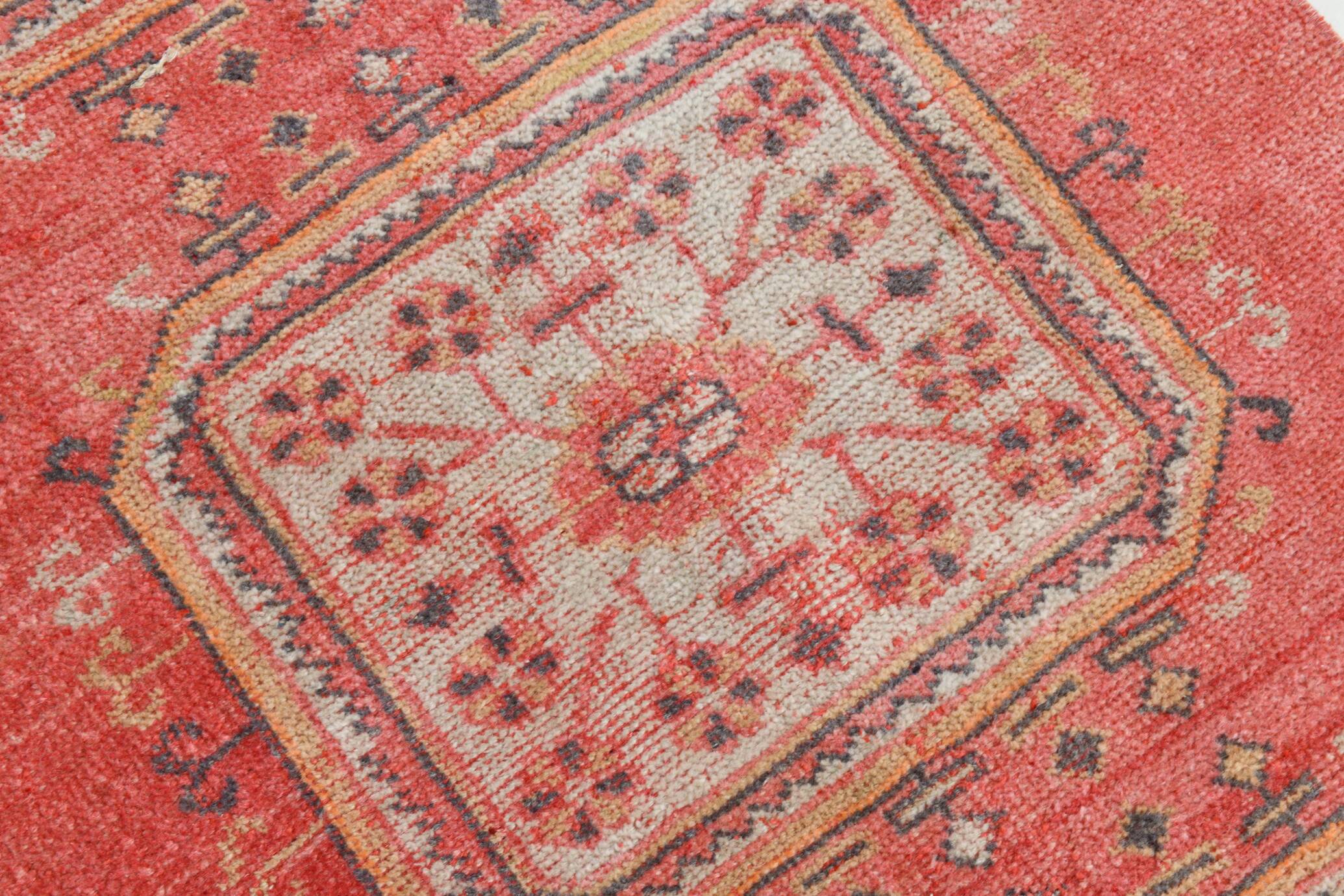 Tapis couloir vintage corail et beige aux motifs orientaux adoucis