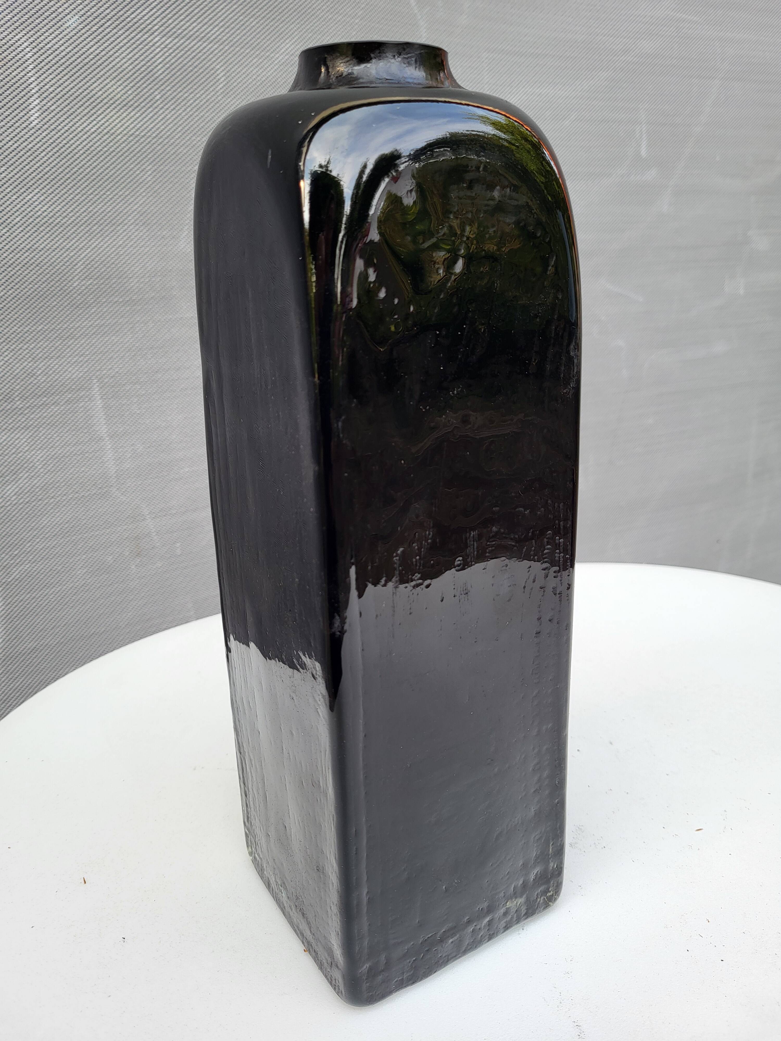 Wabi-Sabi glass vase with burnt wood mold