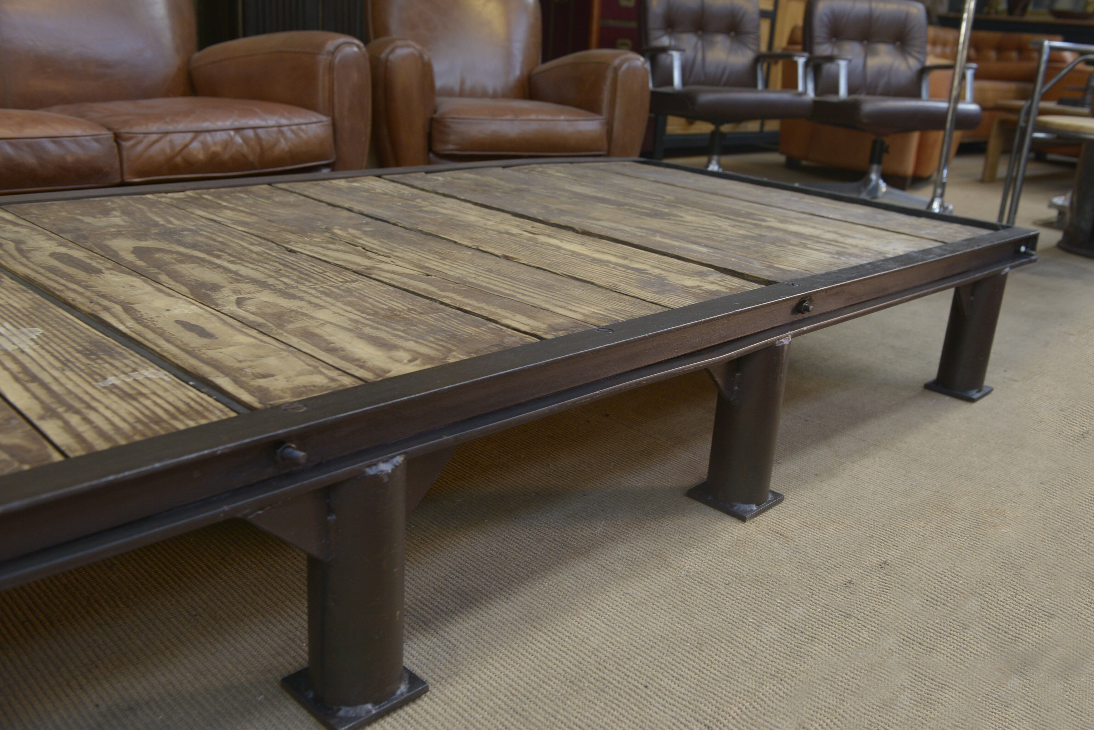 Table basse industrielle en métal et sapin 1950