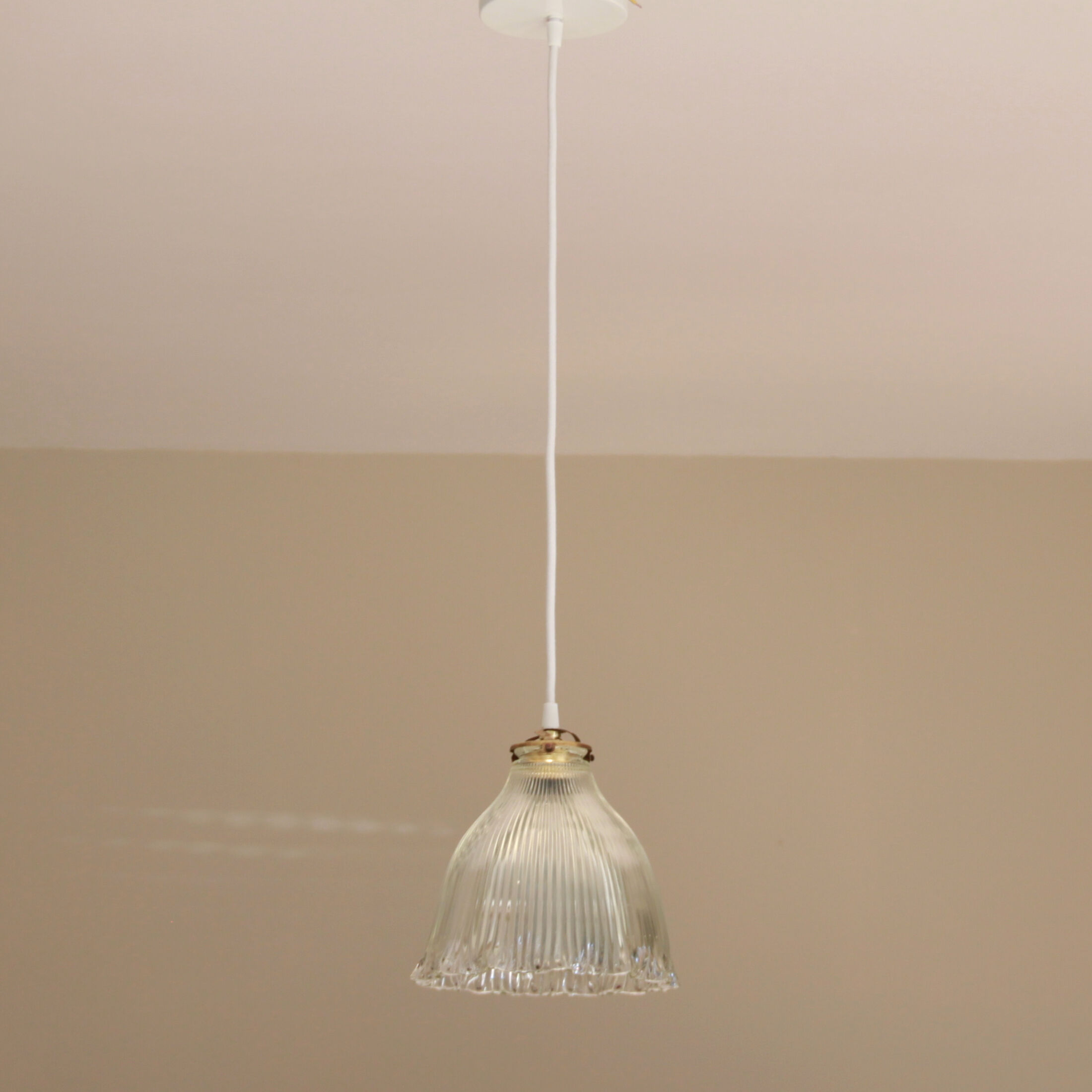 Large suspension in holophane pleated glass prismatic old lampshade