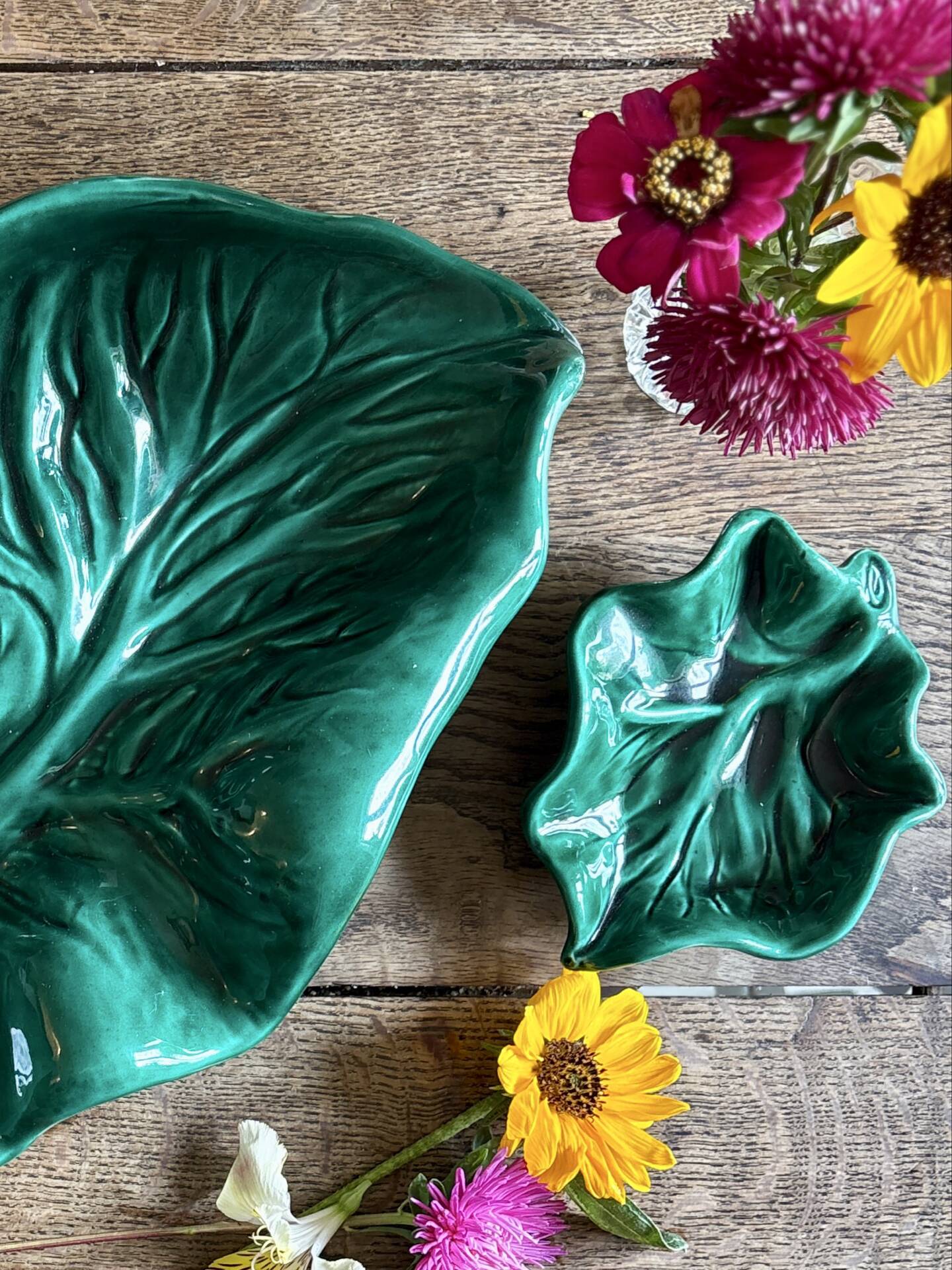 Set of 2 vintage leaf-shaped dishes in majolica.