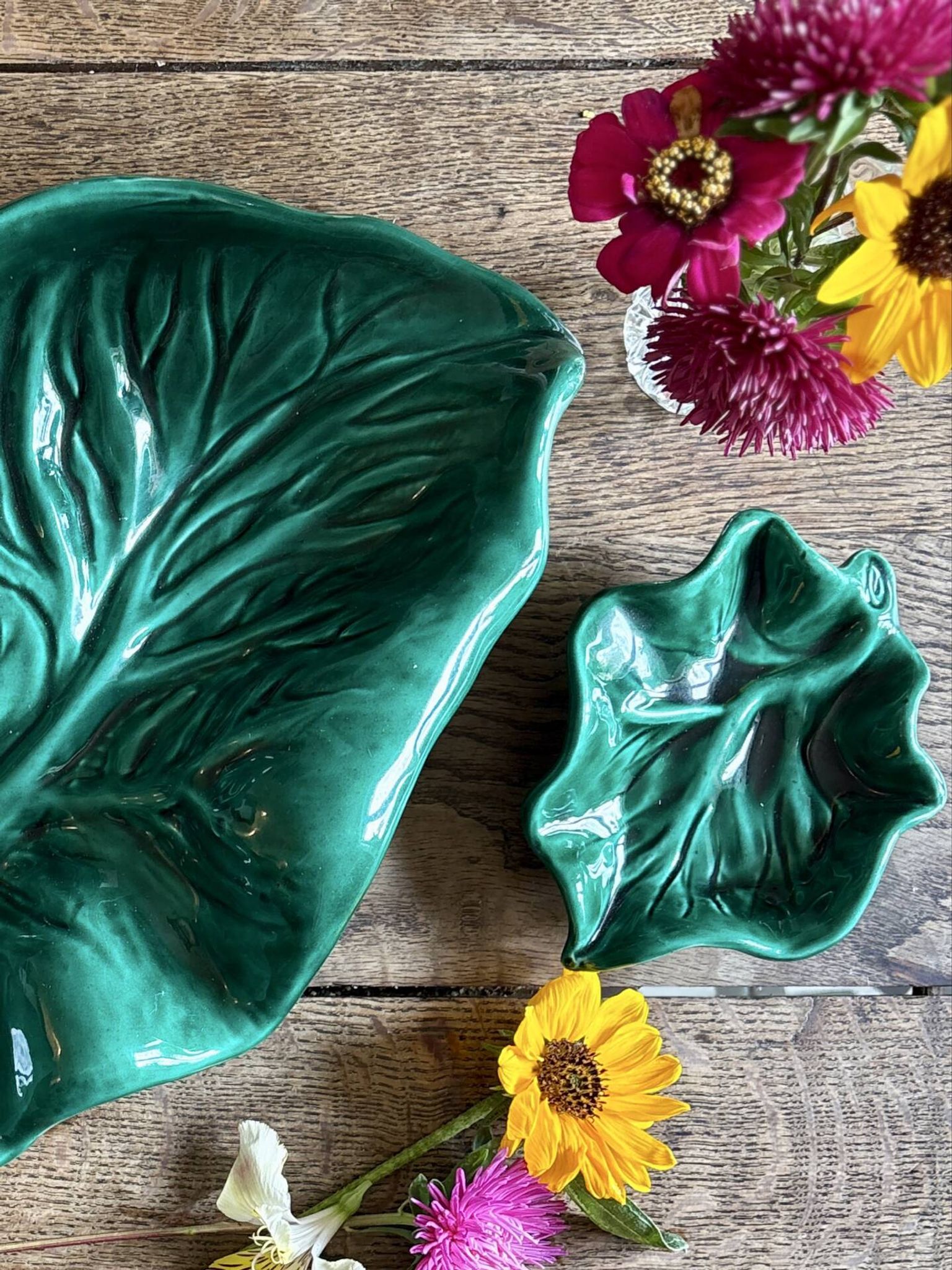 Set of 2 vintage leaf-shaped dishes in majolica.
