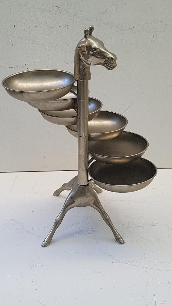 Giraffe-shaped table servant