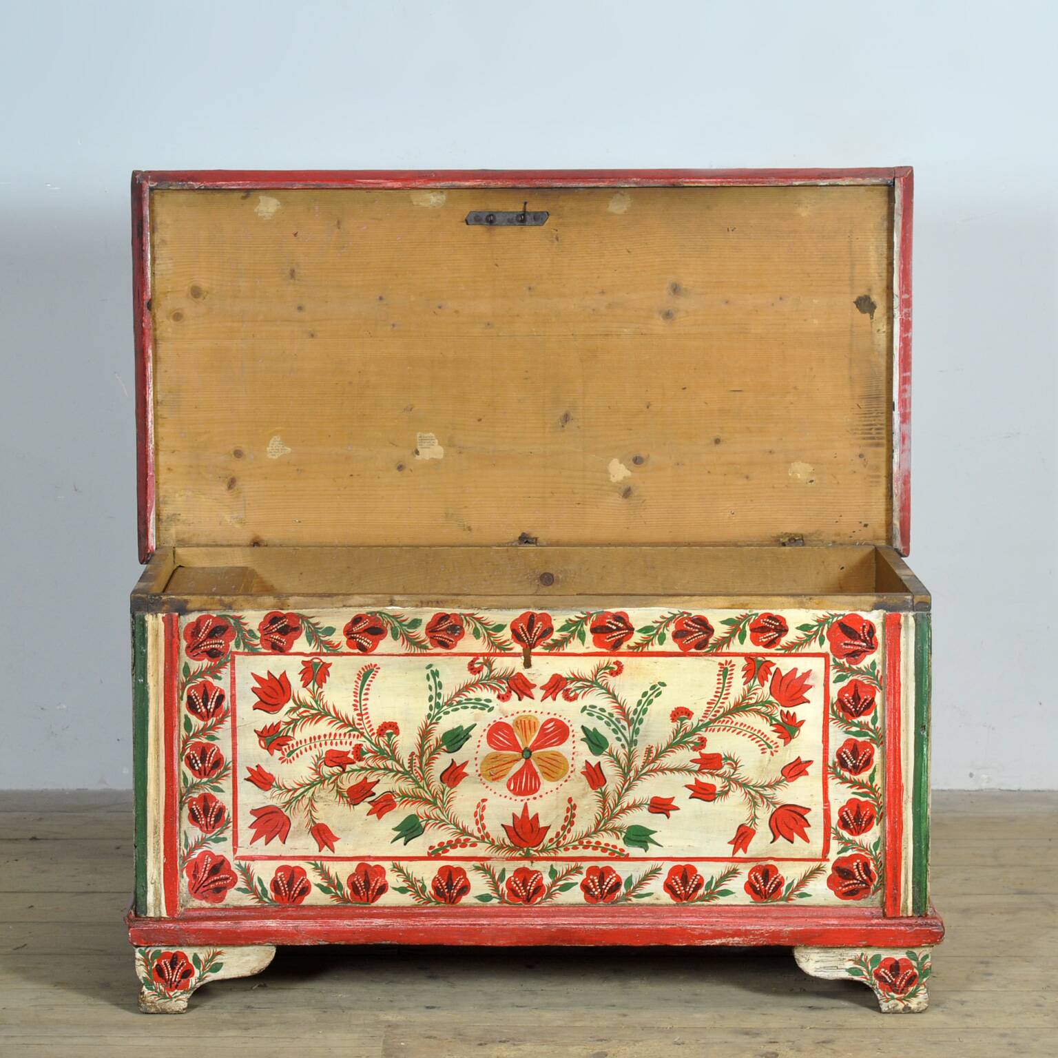 Coffre de mariée d'art populaire, vers 1950