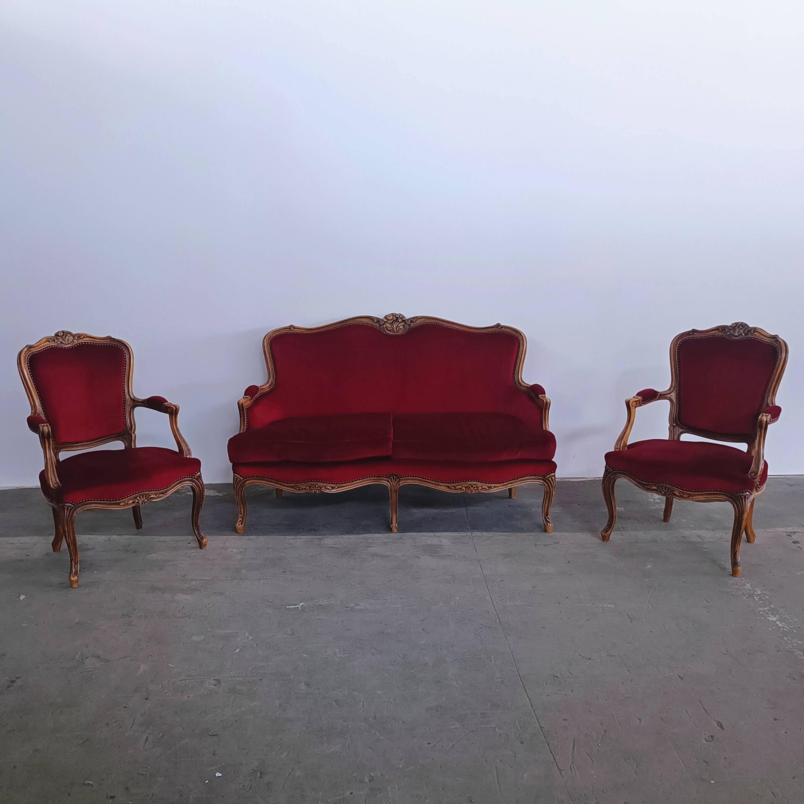Ensemble banquette et 2 fauteuils style Louis XV en tissu rouge