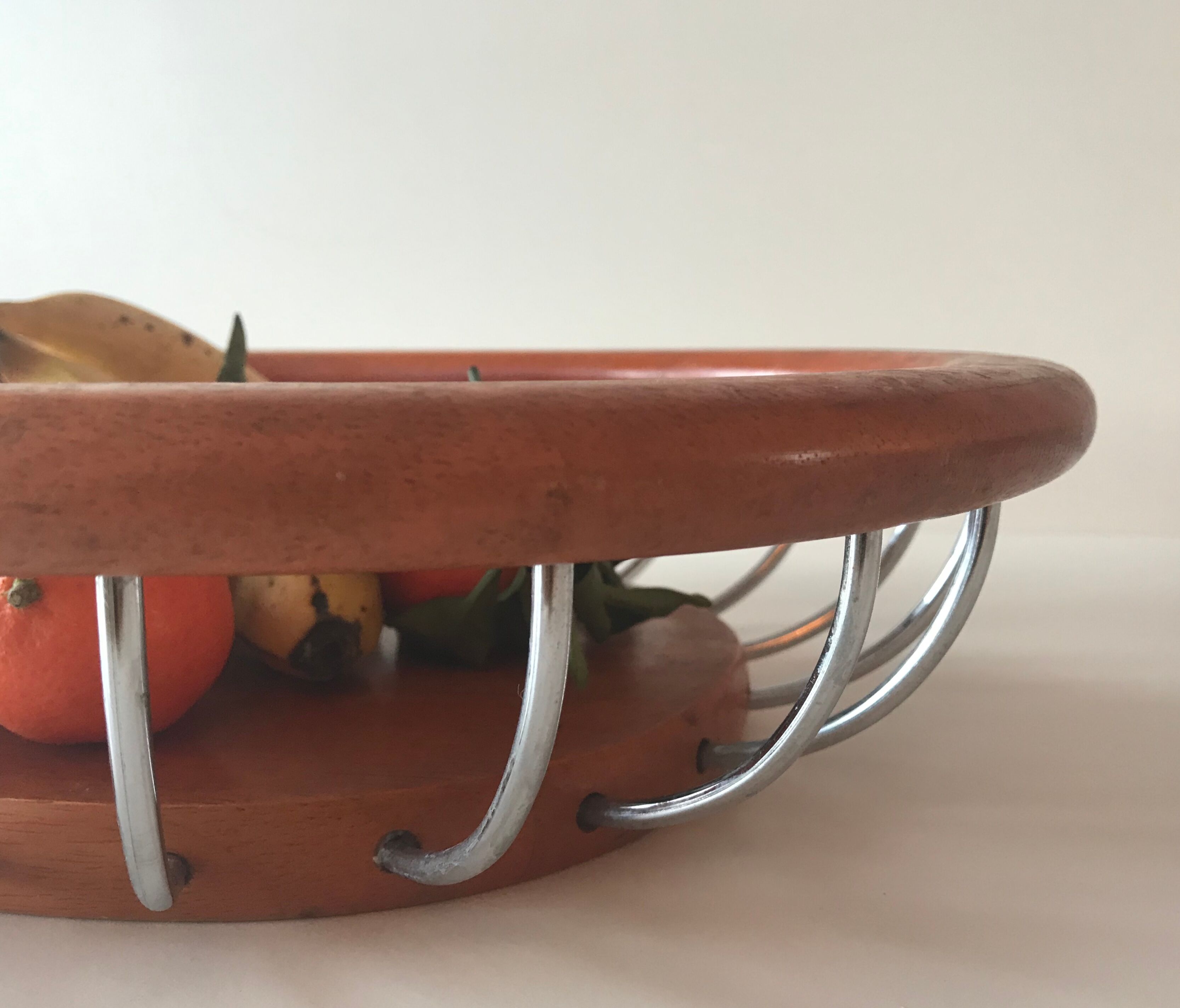 Fruit basket in wood and chrome