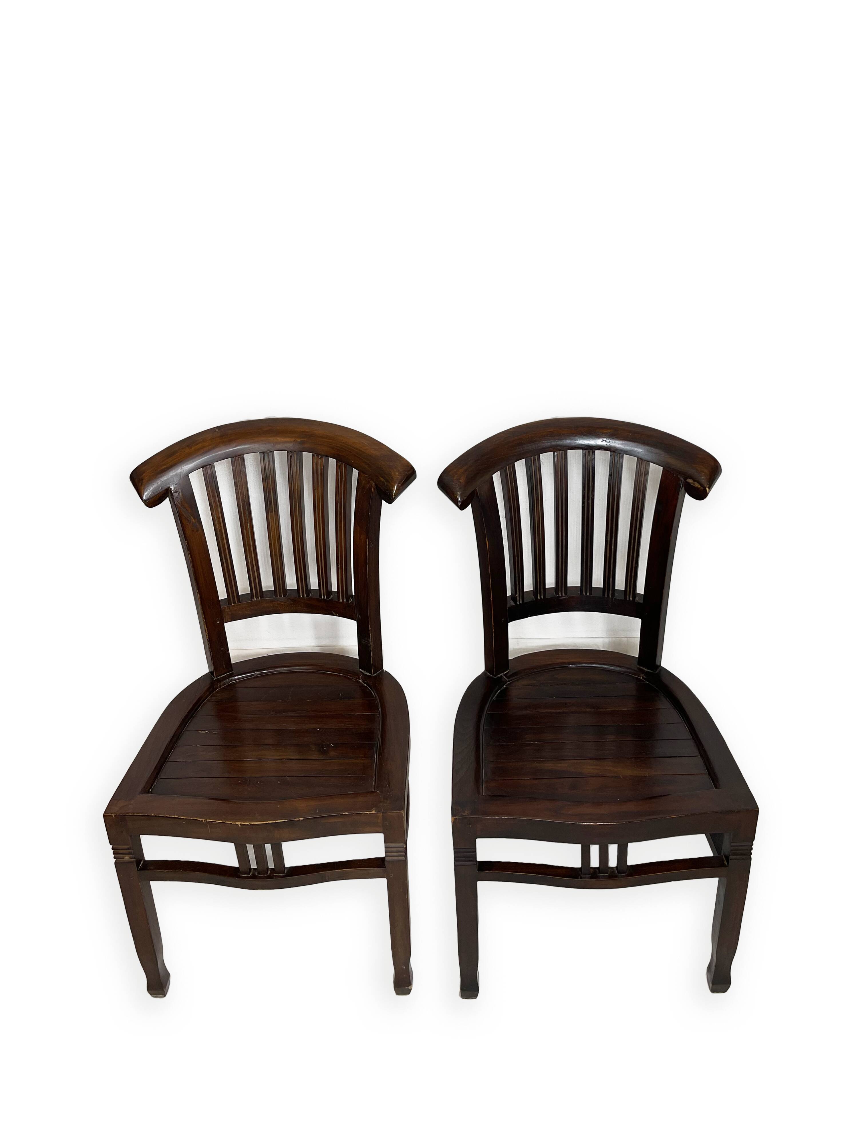 2 chaises coloniales en bois massif, années 1950
