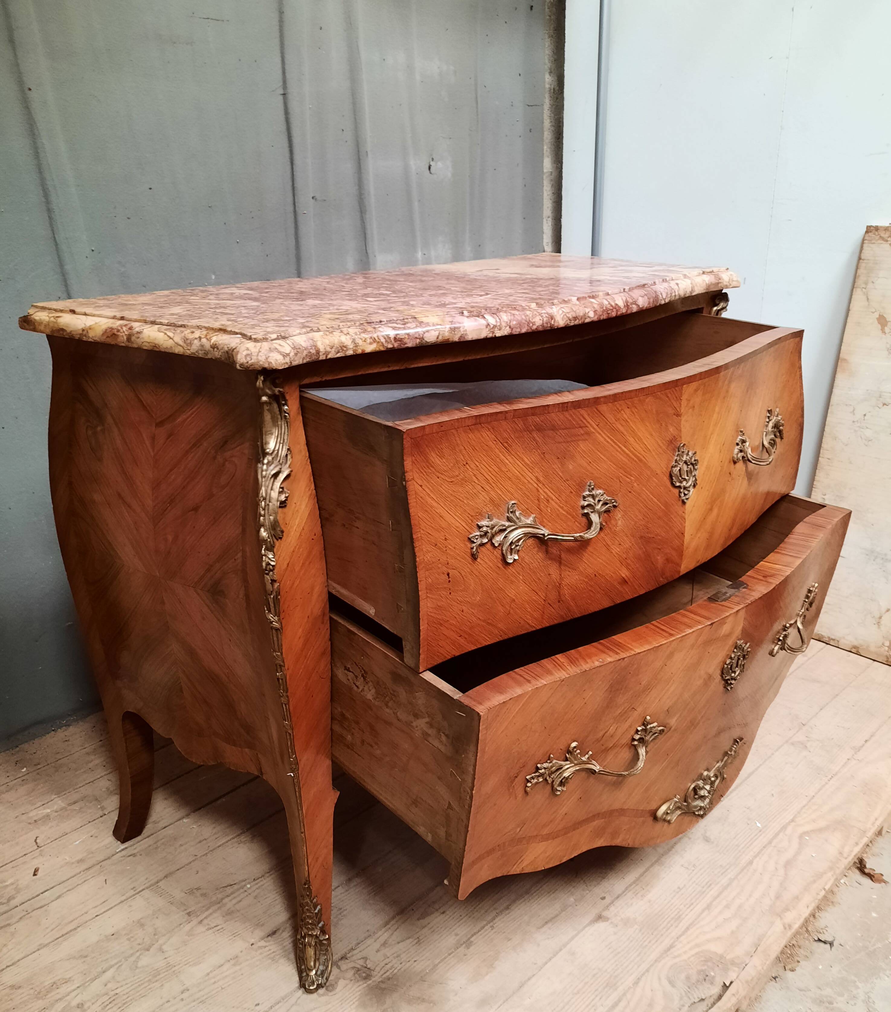 Louis XV style chest of drawers in veneer