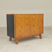 Petit buffet bas deux portes  par Frantisek Jirak chêne 1960
