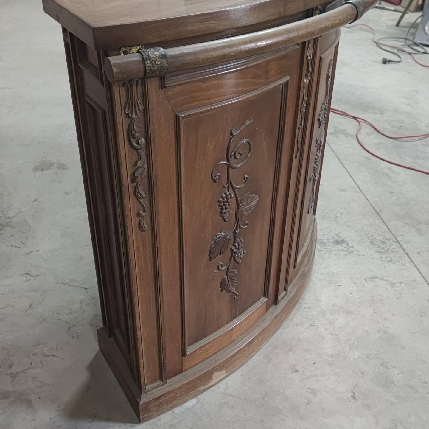 Walnut quarter-circle bar counter dating from the 50s/60s