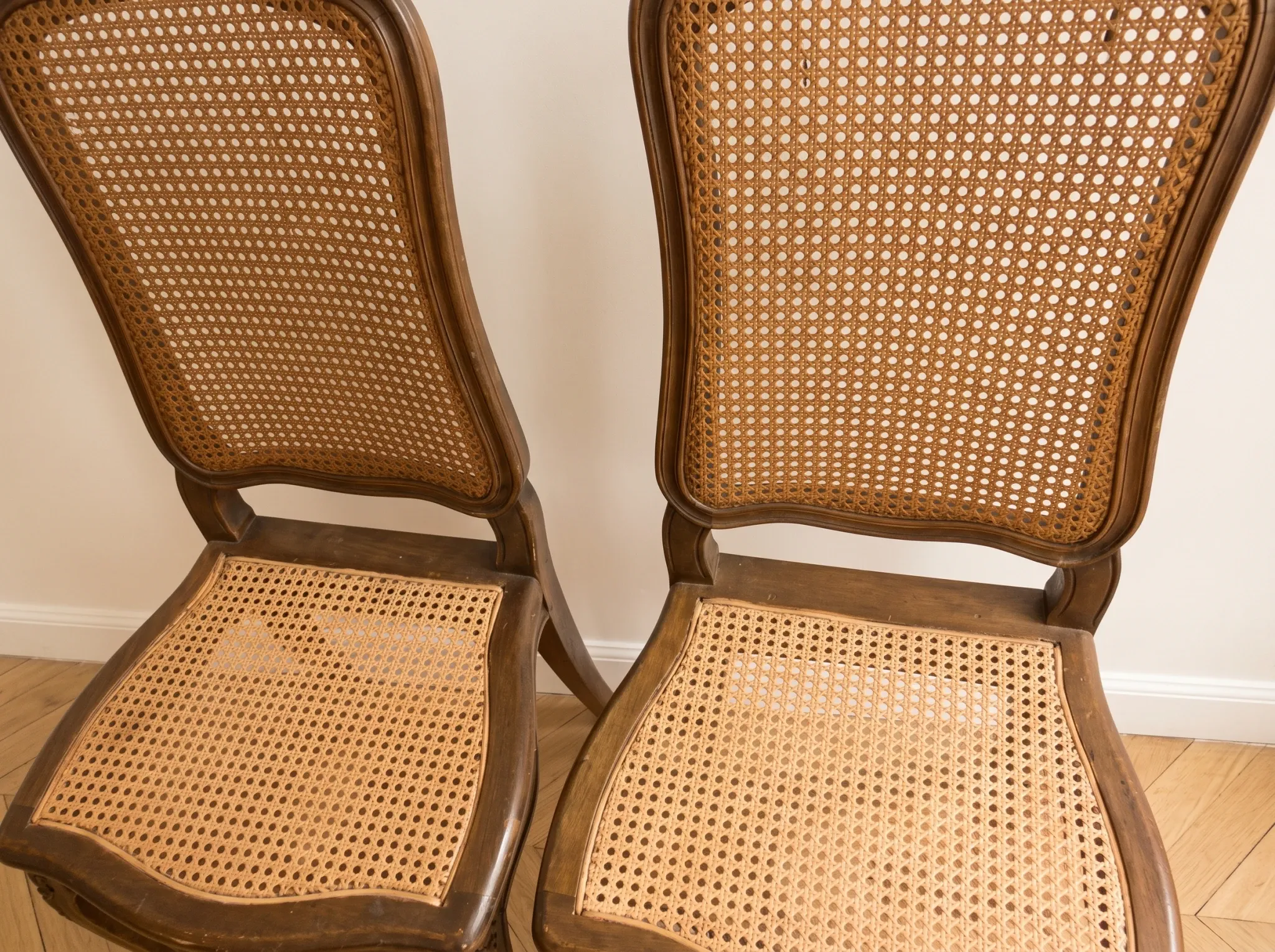 Set of 5 vintage caned chairs in classic style.