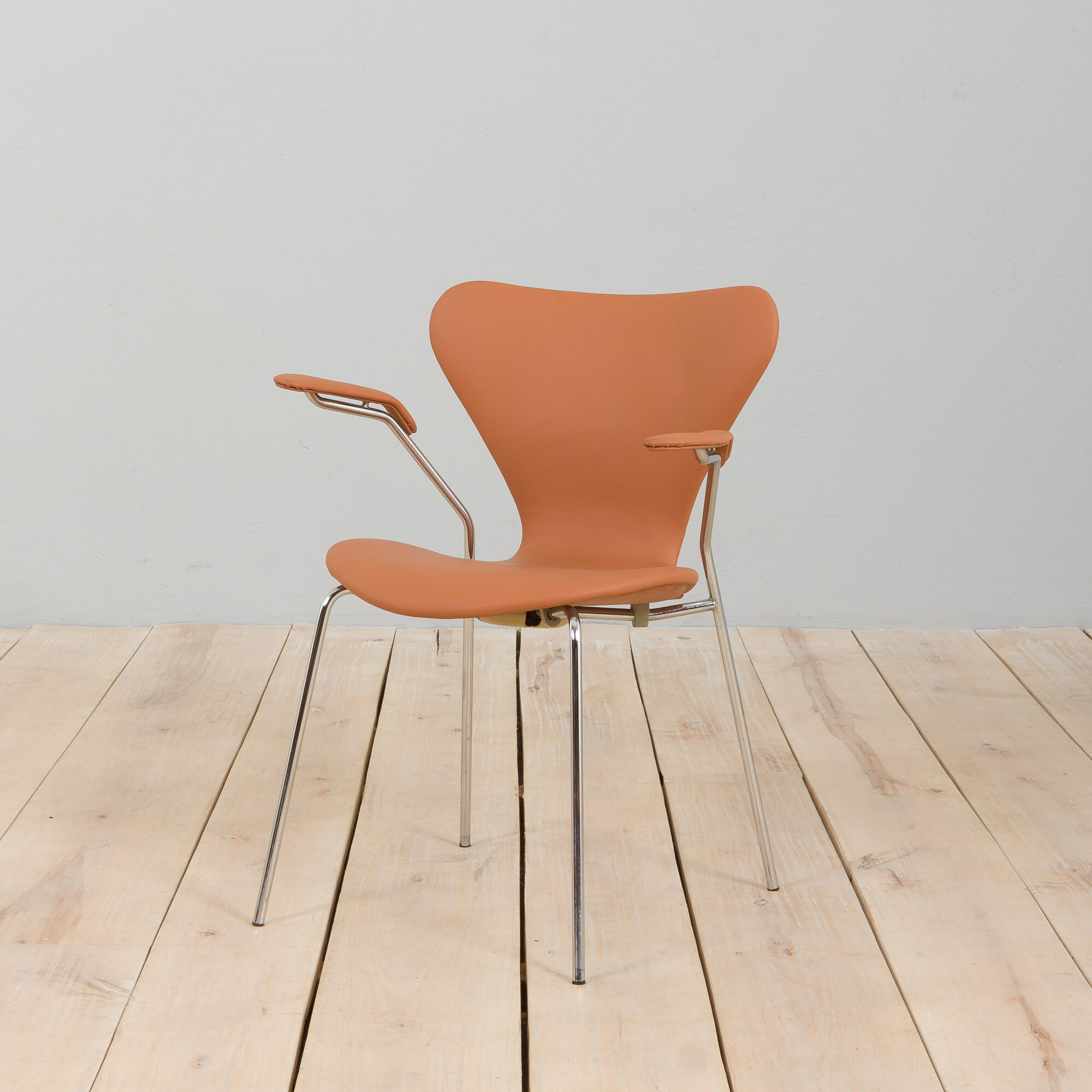 Series 7 chair model 3207 by Arne Jacobsen , Denmark 1980