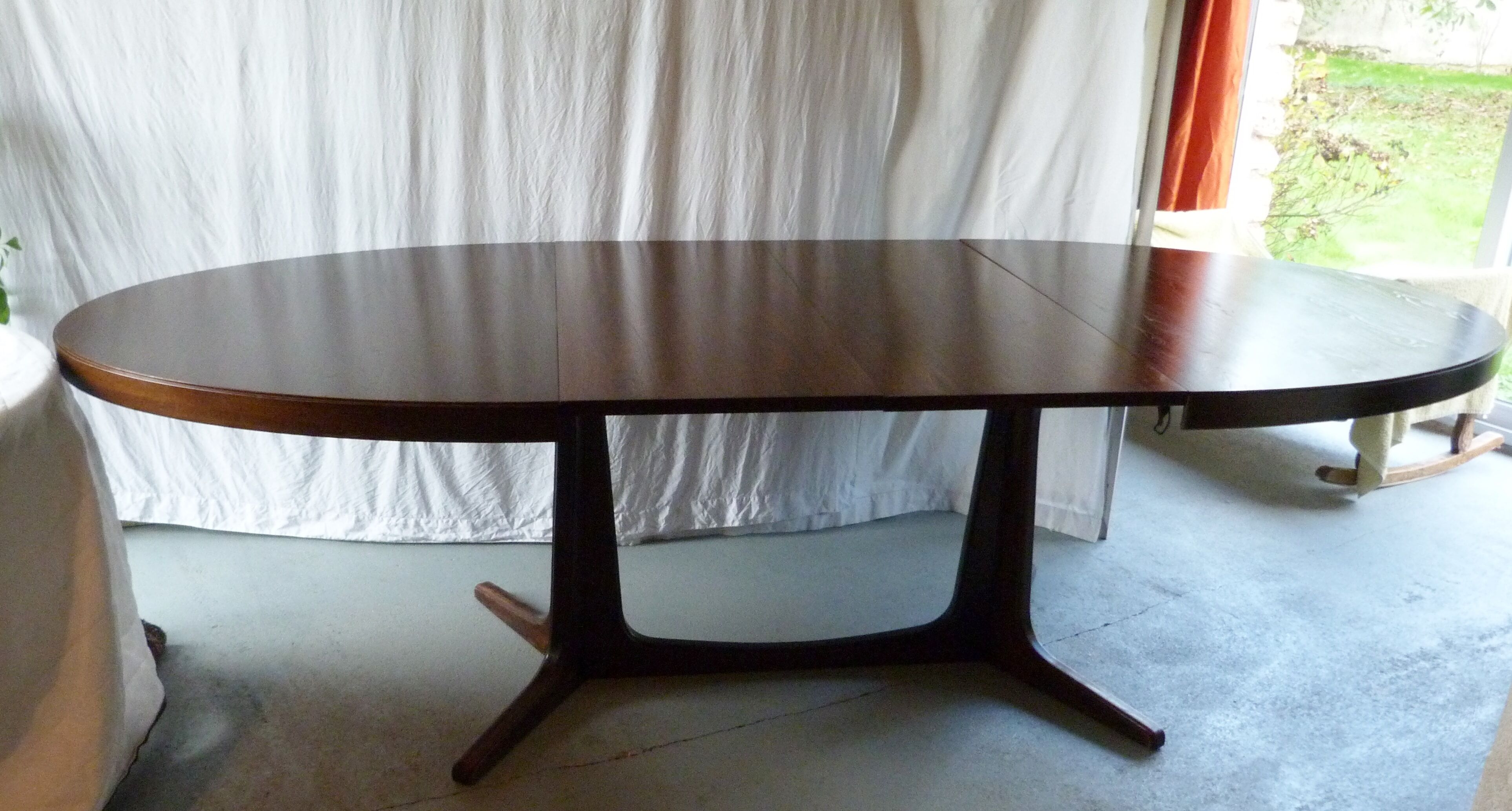 Baumann oval table