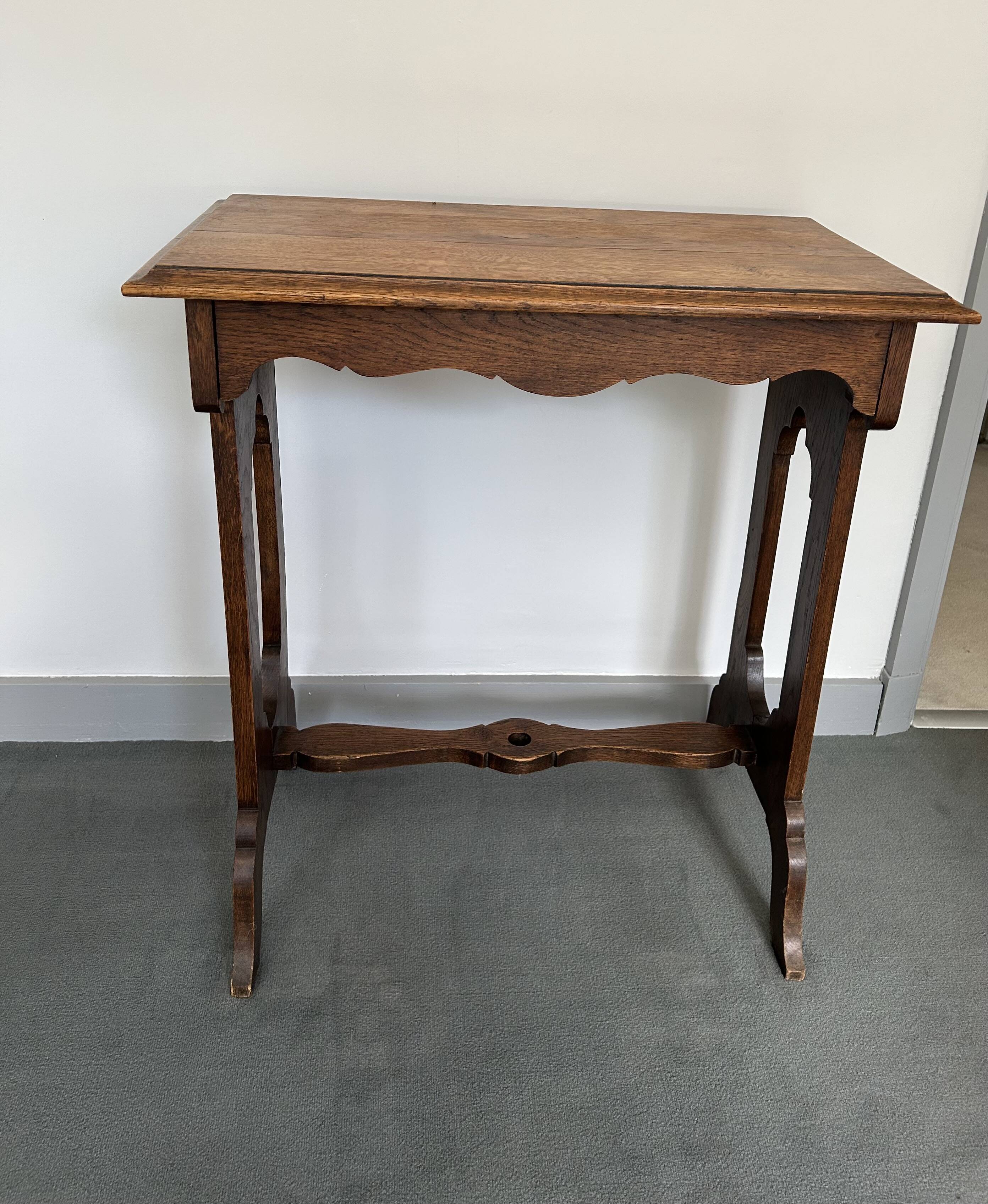 Jolie petite table en bois – très bon état