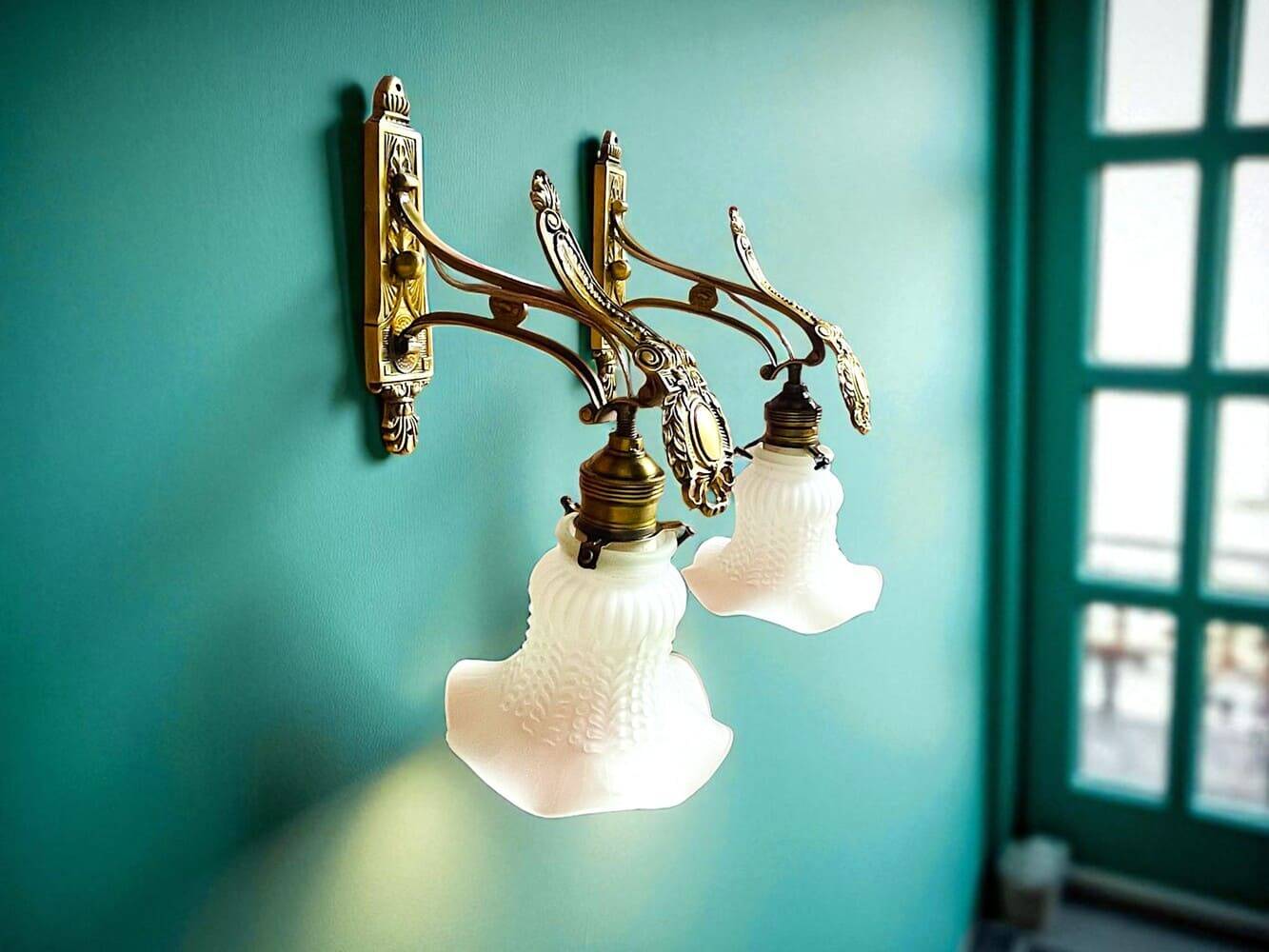 Paire d'appliques murales en laiton de style Art Nouveau