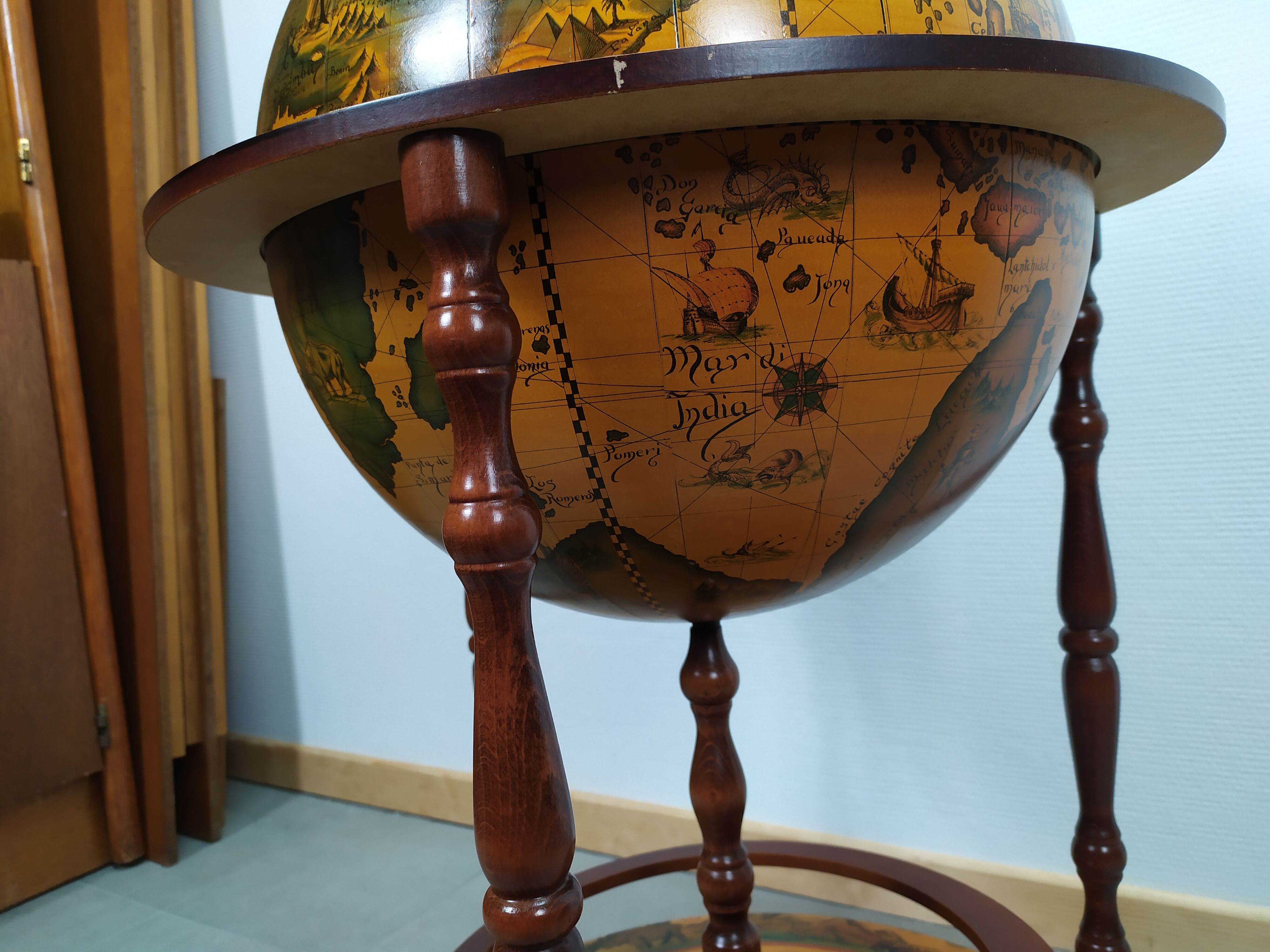 Meuble bar globe en bois sur roulette