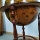 Meuble bar globe en bois sur roulette