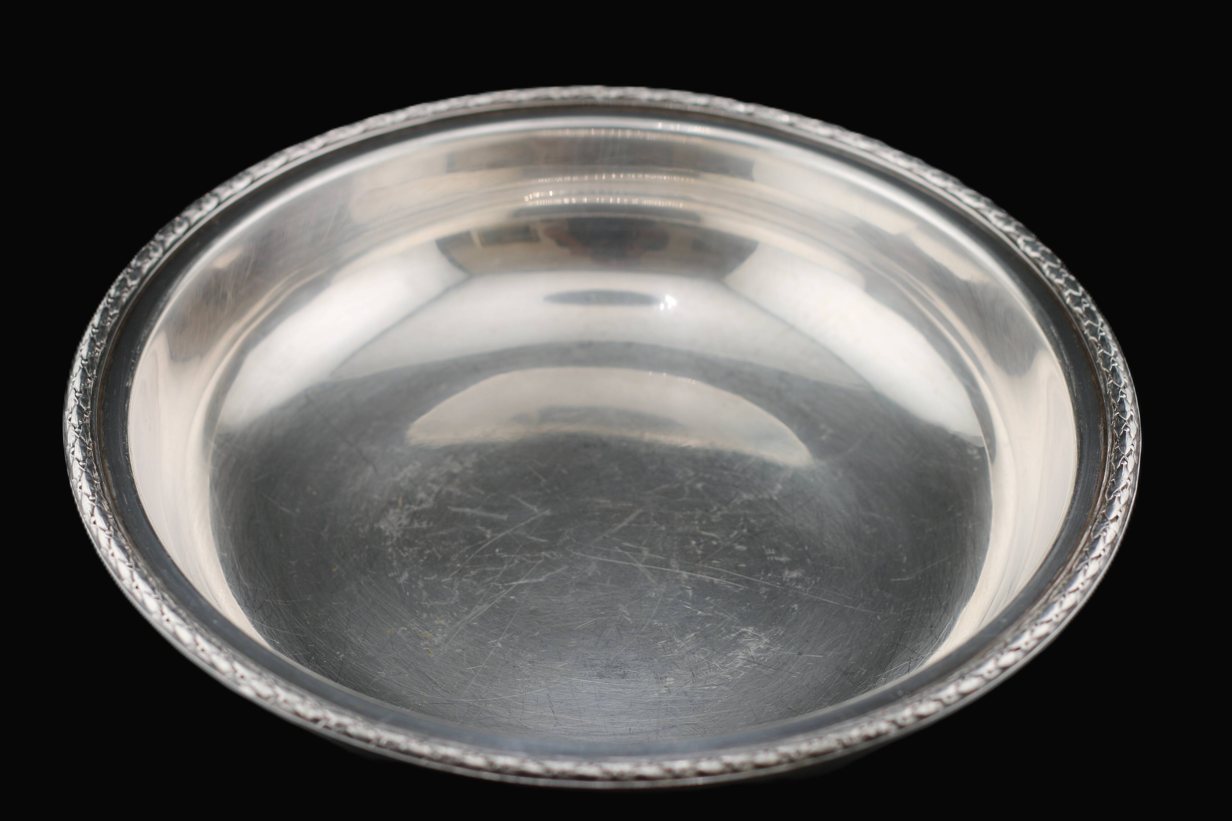 Plat en métal argenté vintage, creux rond à frise de laurier