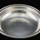 Plat en métal argenté vintage, creux rond à frise de laurier