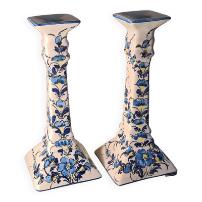 Bougeoirs en céramique style art deco, fleurs bleues peintes à la main. signé