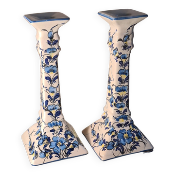 Bougeoirs en céramique style art deco, fleurs bleues peintes à la main. signé