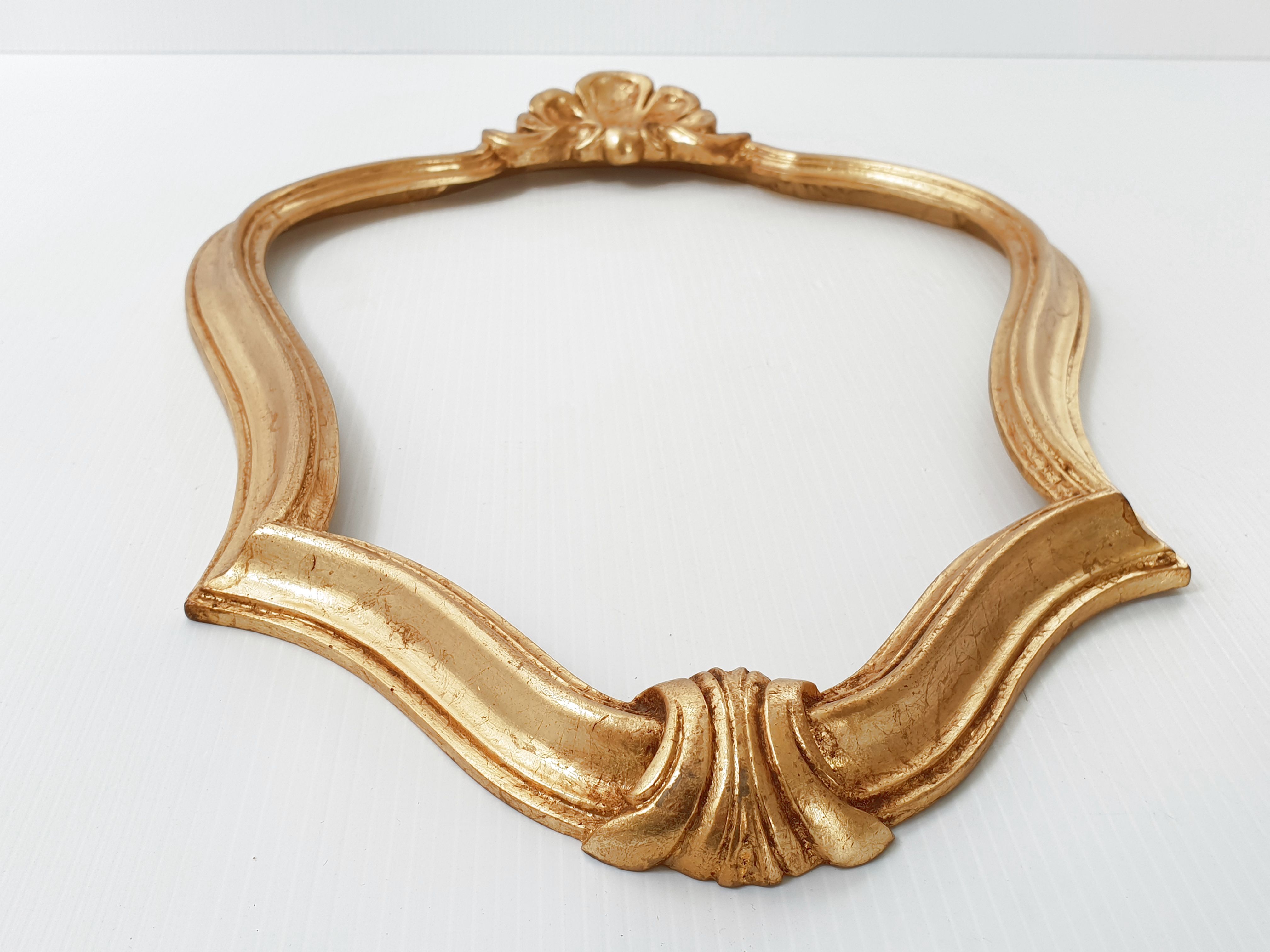 Vintage scallop frame