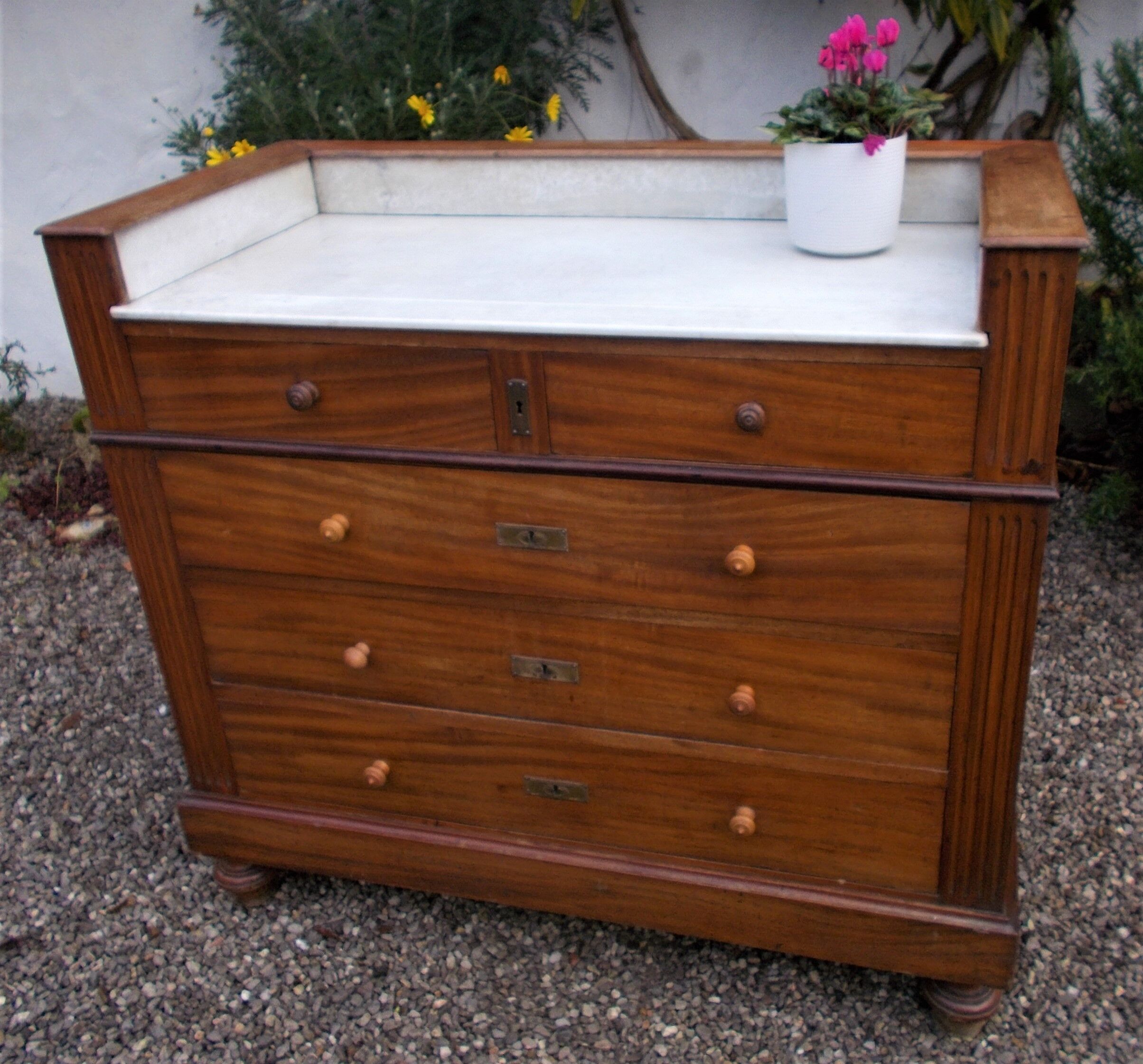 Commode antique, acajou poli et marbre