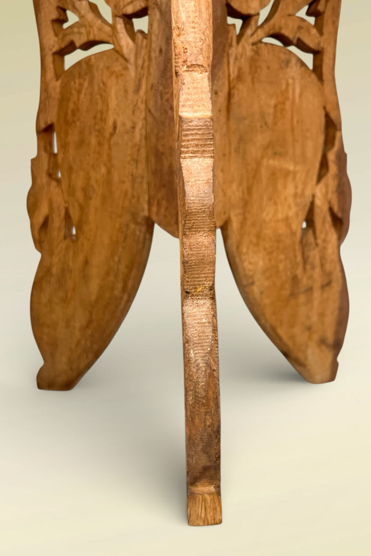 Ancienne petite table d’appoint tripode anglo-indienne en bois sculpté