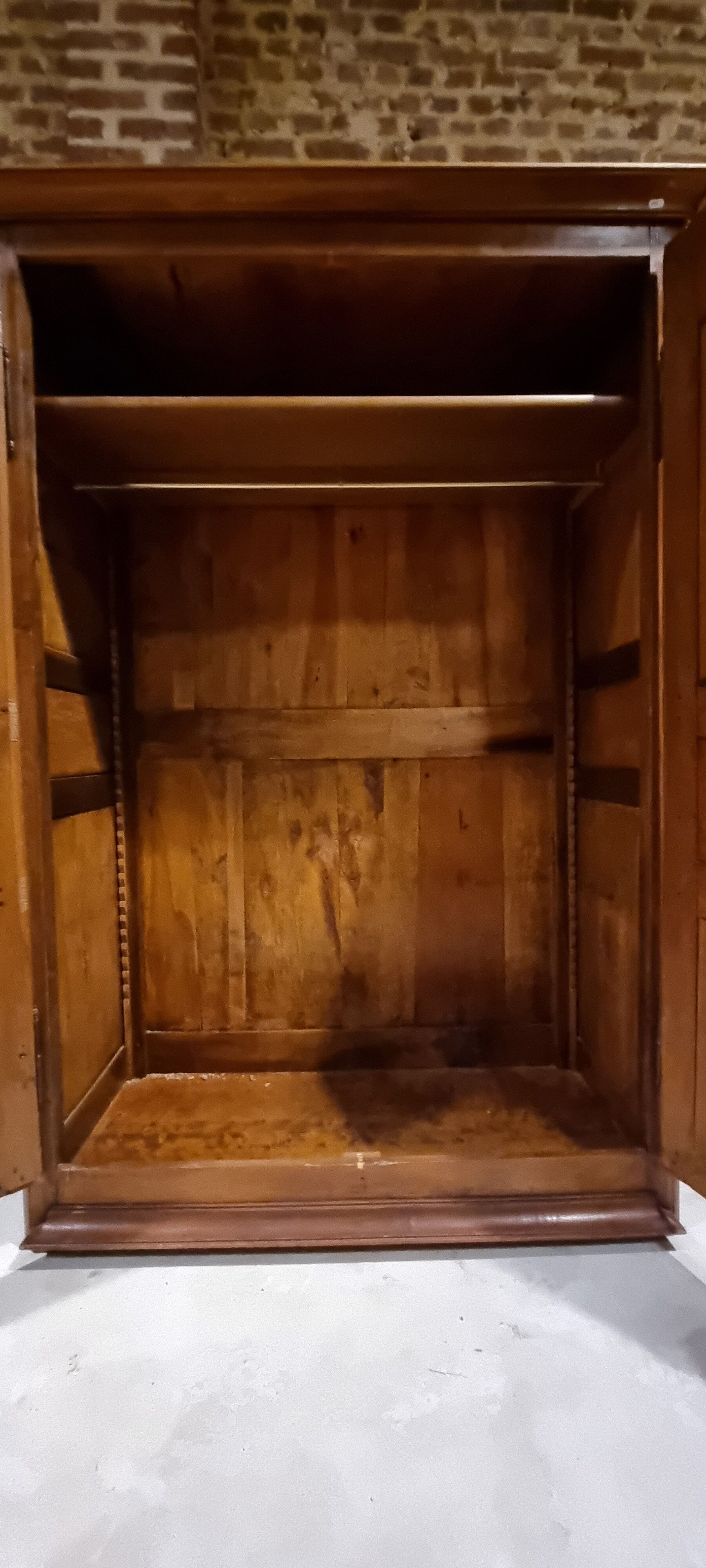 Wardrobe in solid wood