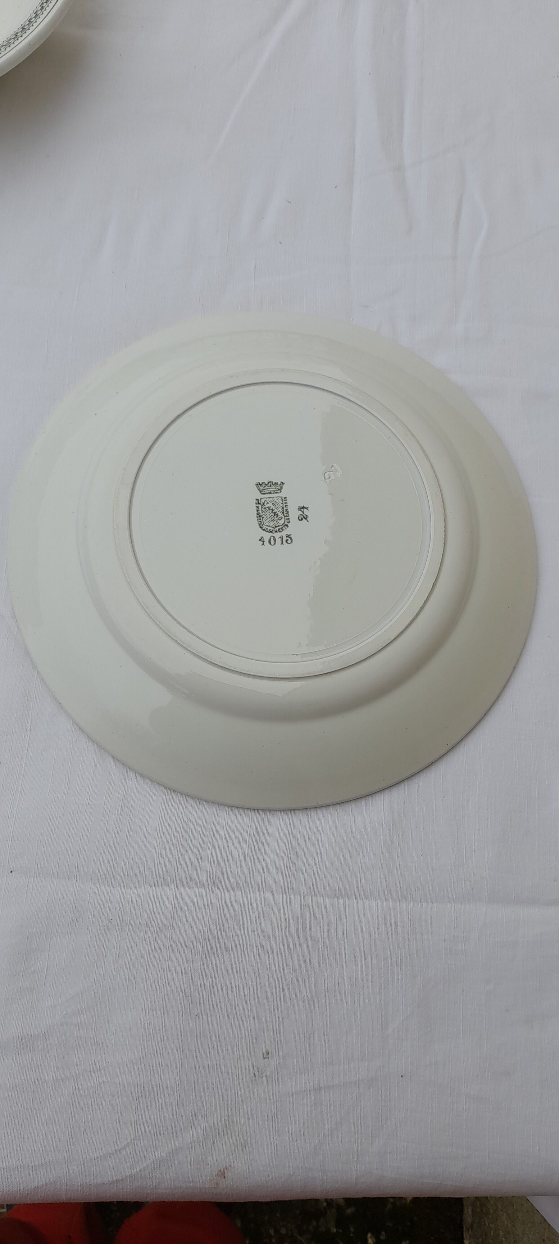Round earthenware dish De Saint Amand model 4015 diam 27 cm