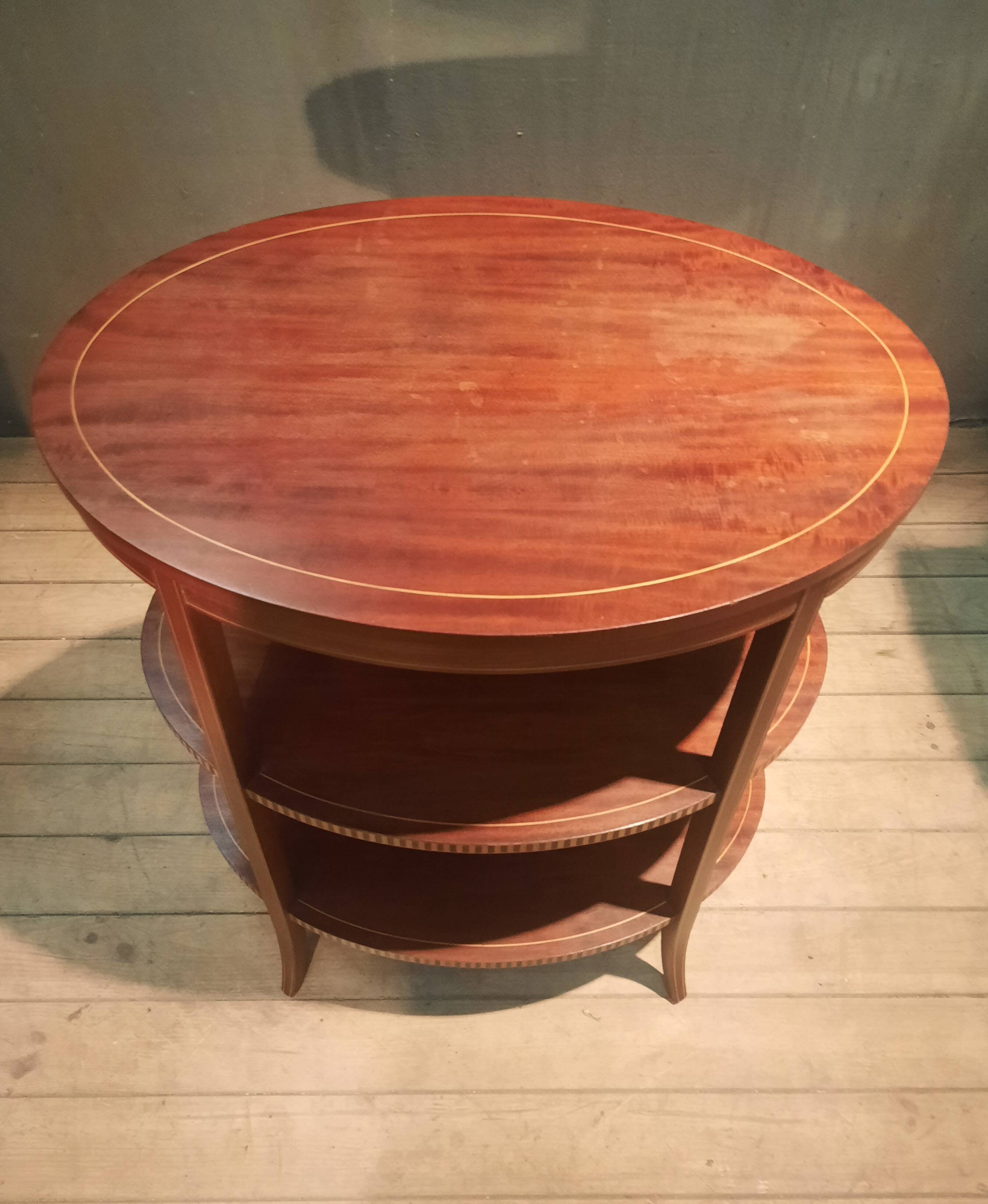 Oval gueridon with 3 trays