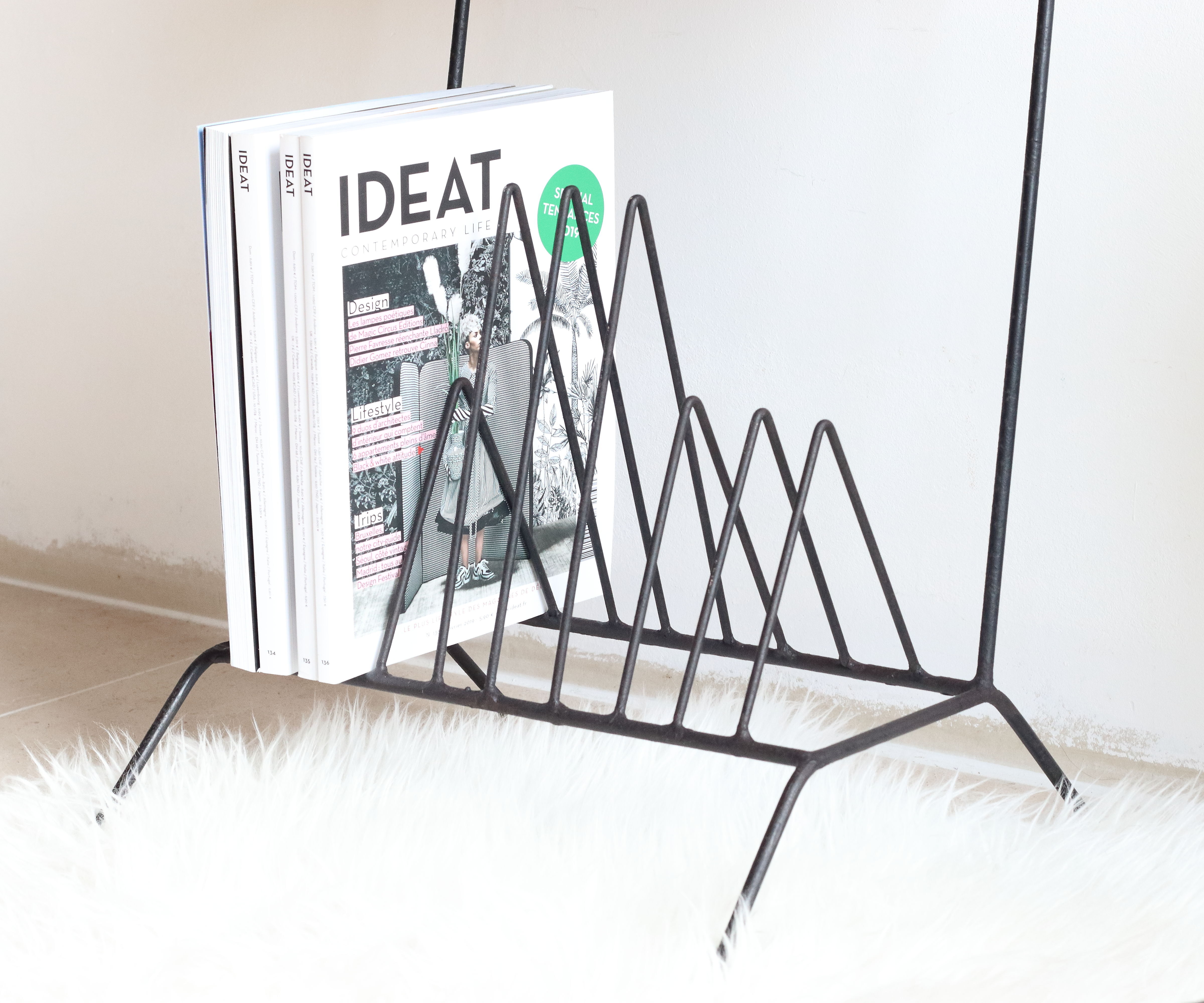 Guerin store vinyls in black metal and wood