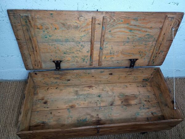 Table basse rustique sur roulettes
