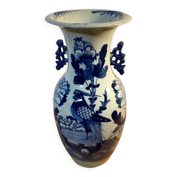 Vase balustre en porcelaine de Chine à décor floral bleu cobalt