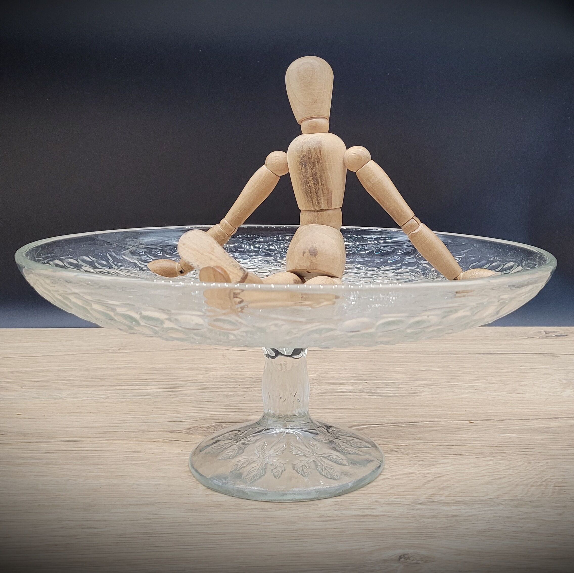Transparent vine cake dish