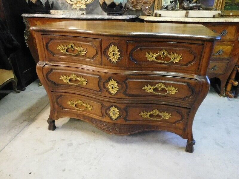 Commode Louis XV tombeau en noyer du XVIIème siècle
