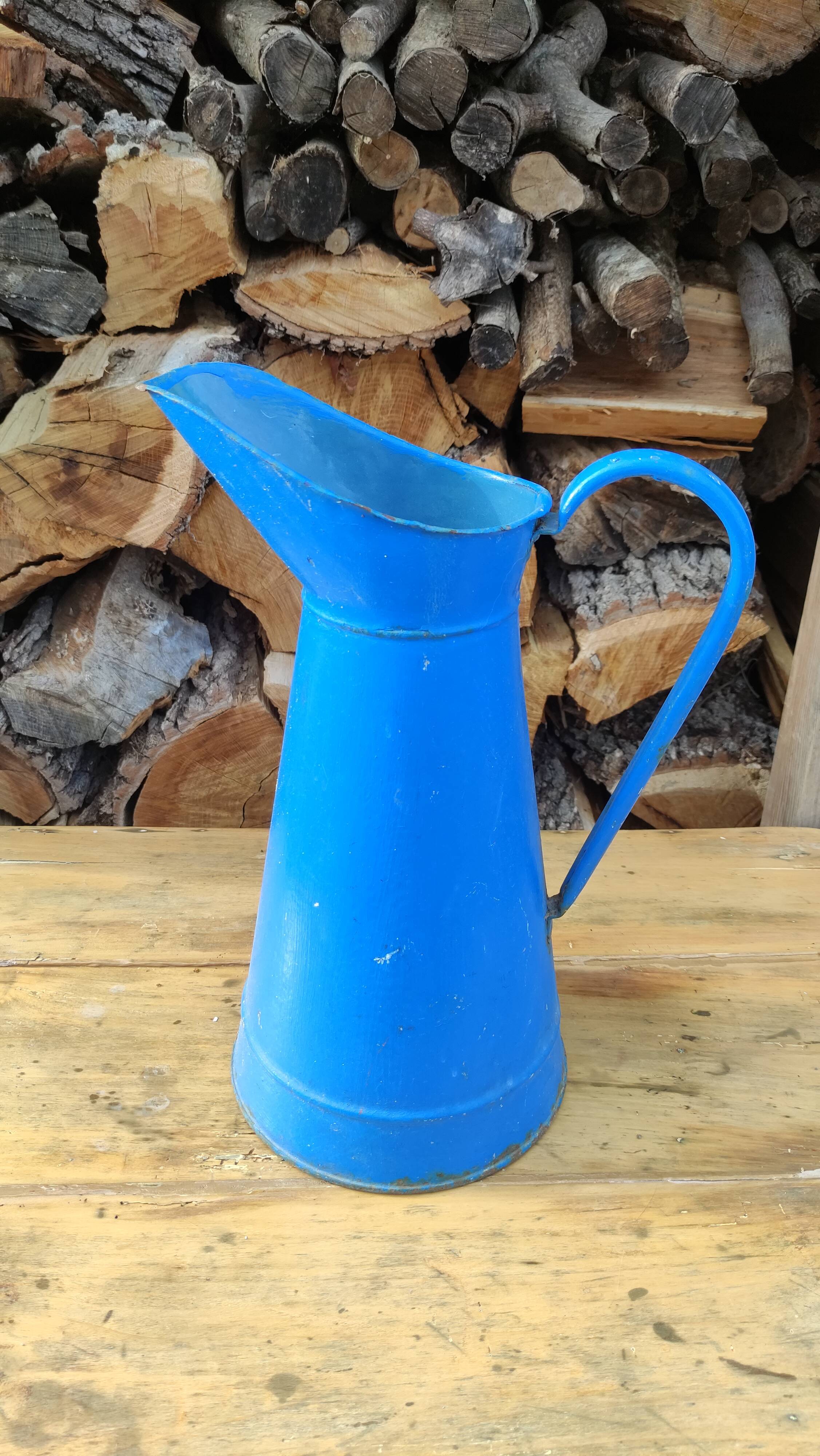 Broc vintage en métal émaillé bleu