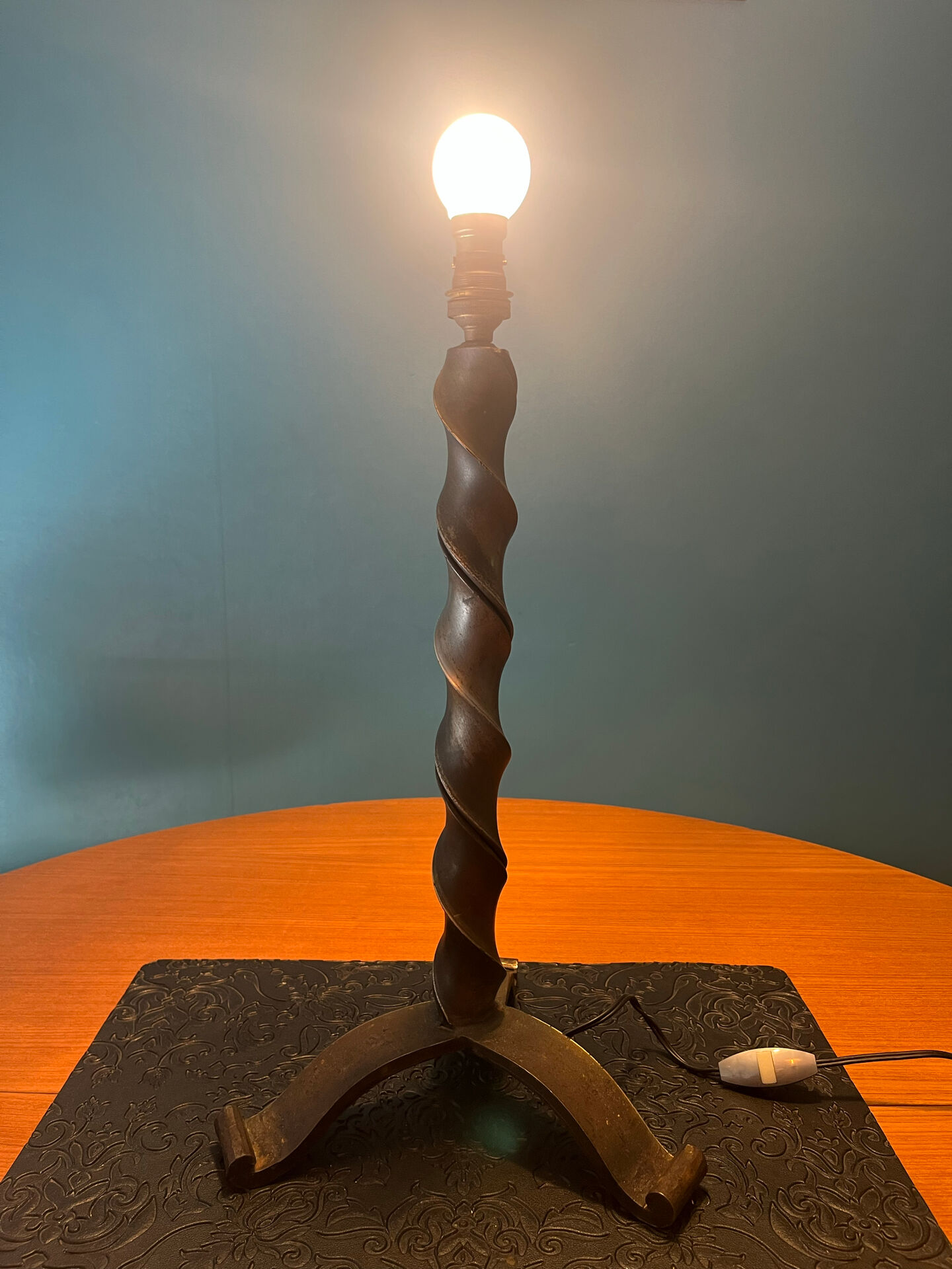 Pied de lampe tripode brutaliste fer forgé 1960