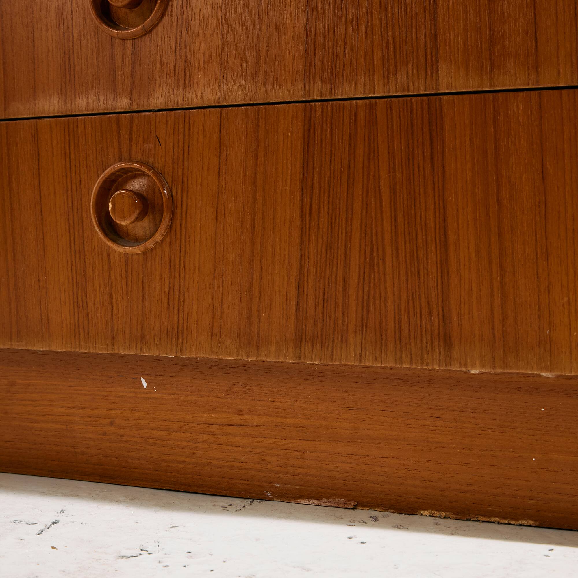 MK10127 Teak dresser with six drawers