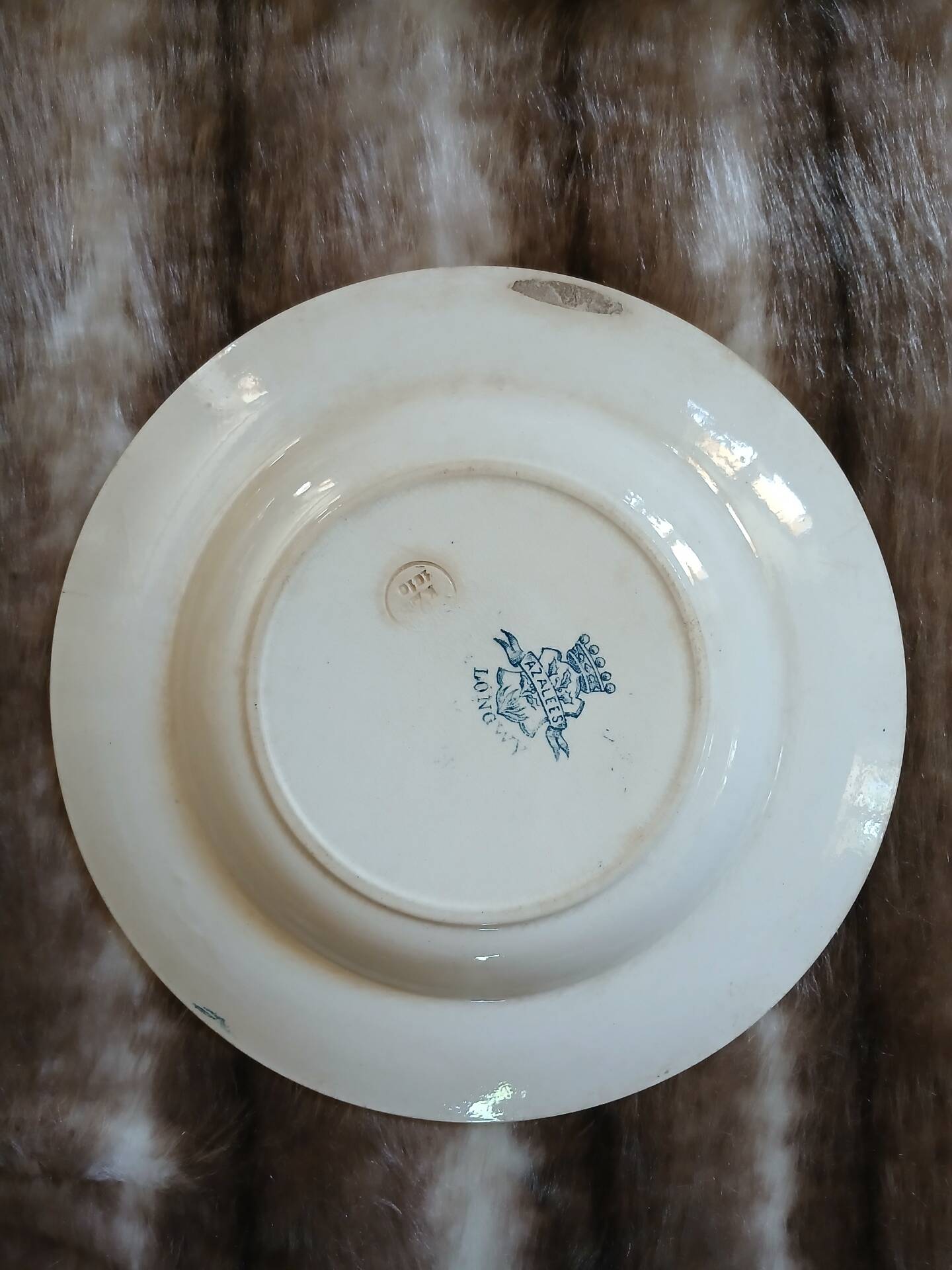 9 assiettes creuses anciennes dépareillées 