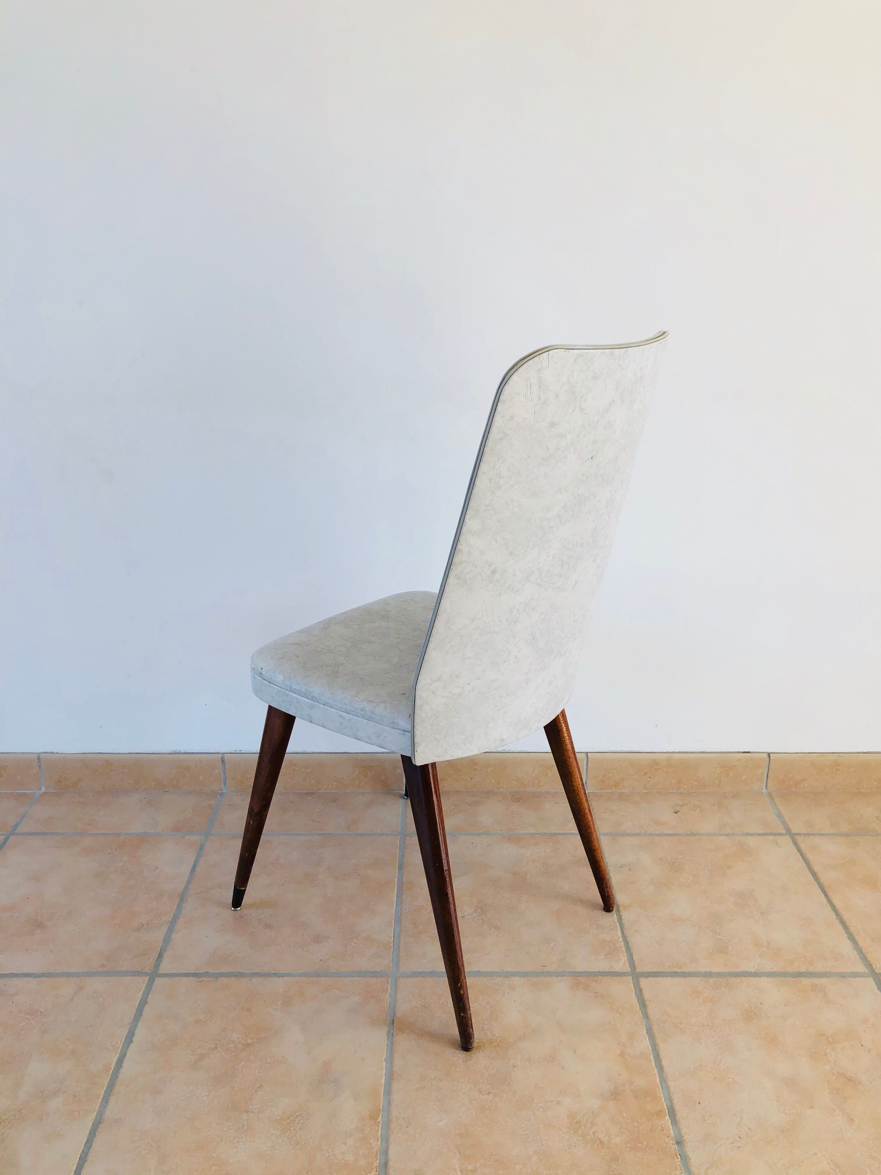 Set de 6 chaises vintage en skaï et noyer