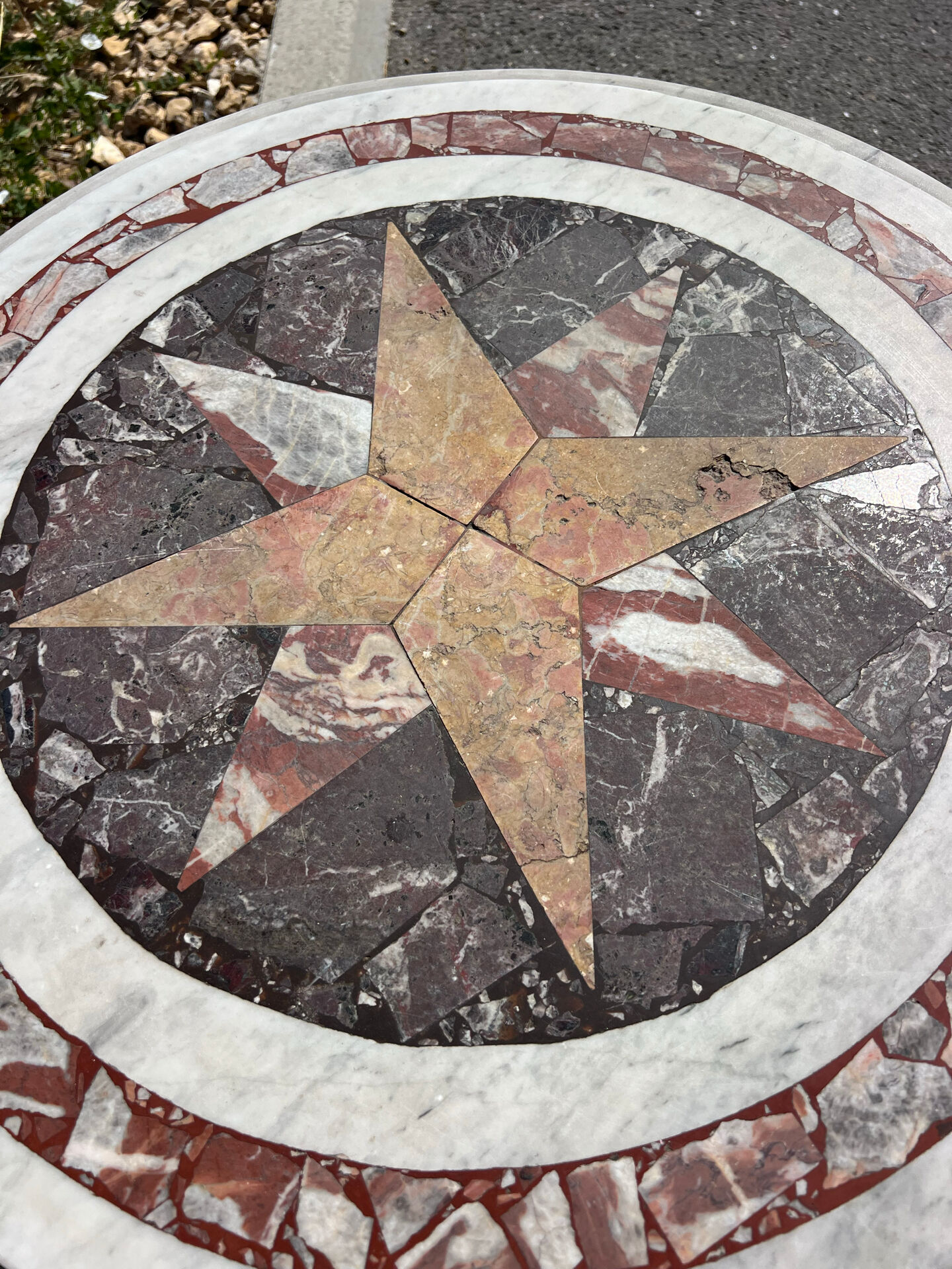 Round marble table with marble inlay