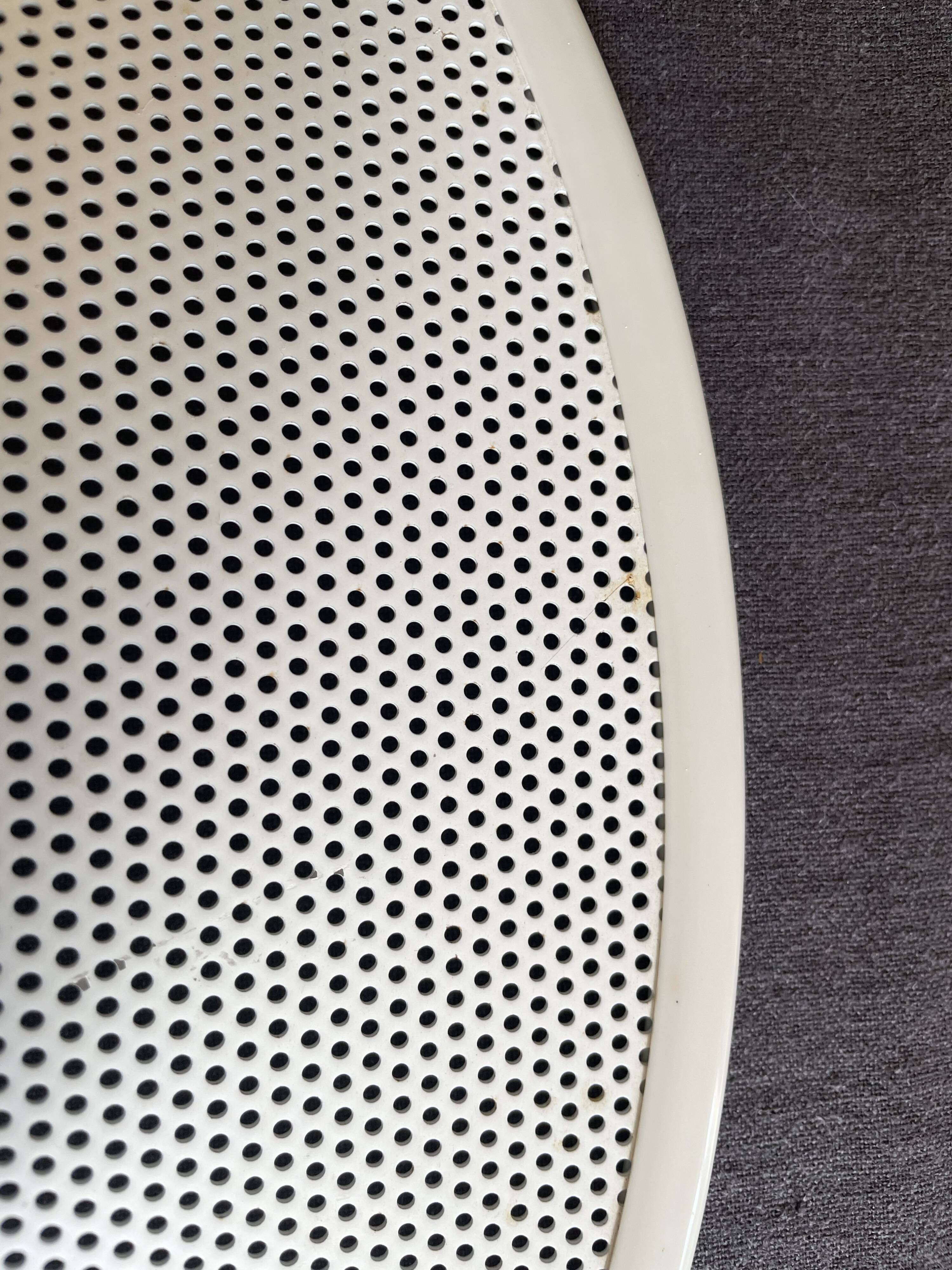 Suspension of the 80s in perforated white metal