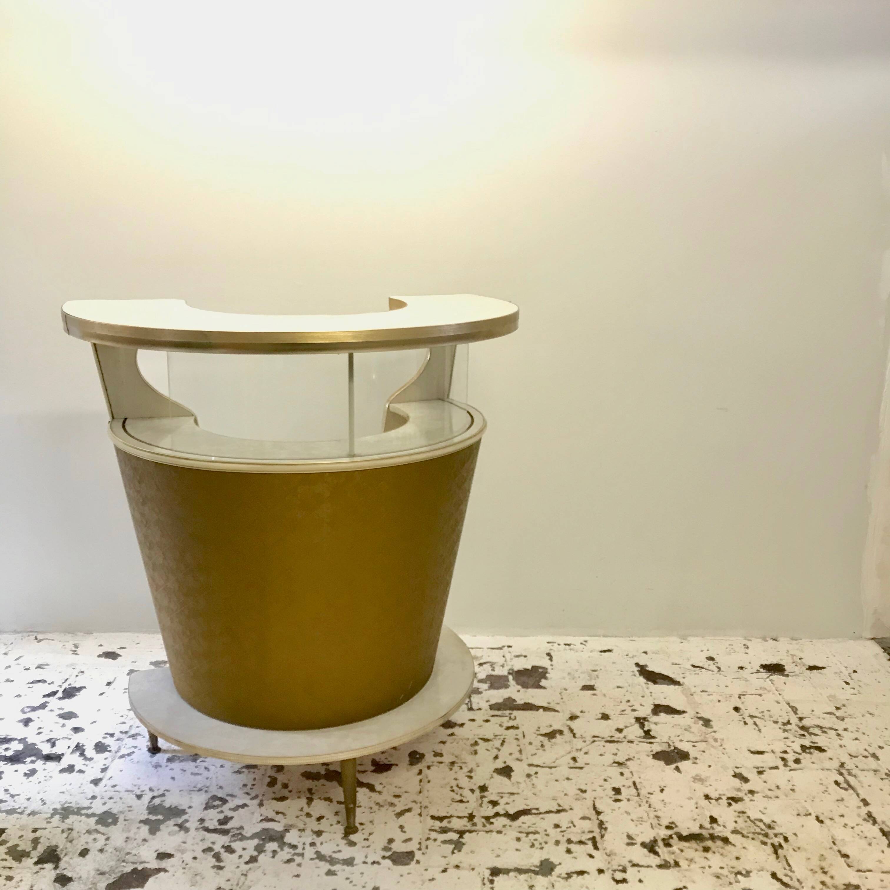 Mini bar en formica.