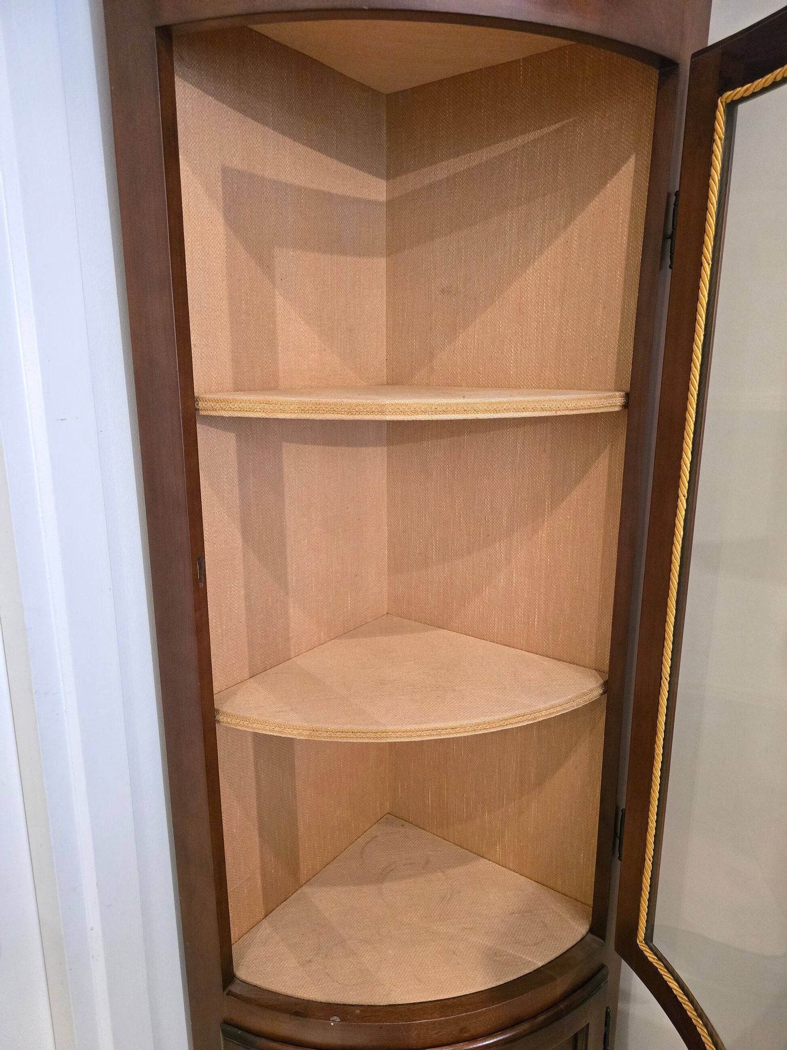 Vitrine d’encoignure ancienne en bois marqueté — Travail début XXe